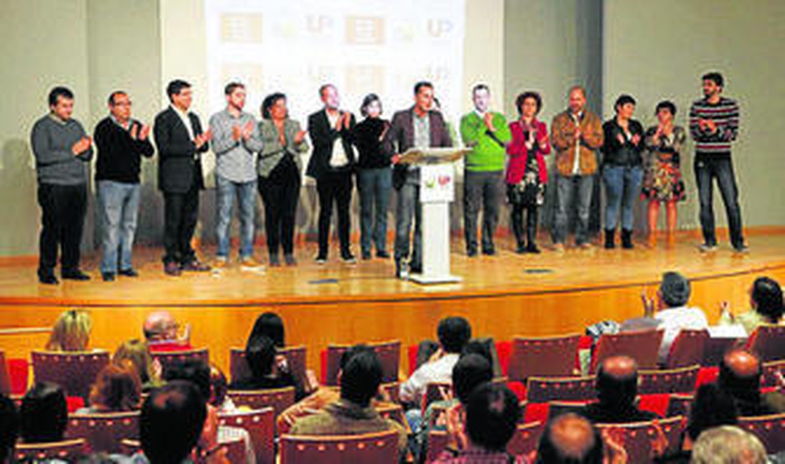 El cabeza de lista de Unidad Popular, Santiago Gutiérrez, junto a miembros de la candidatura, ayer en la presentación.