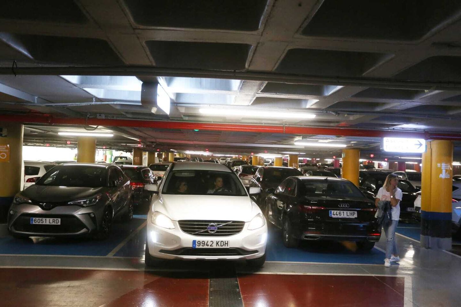 Un coche saliendo de su plaza de aparcamiento en La Marina.