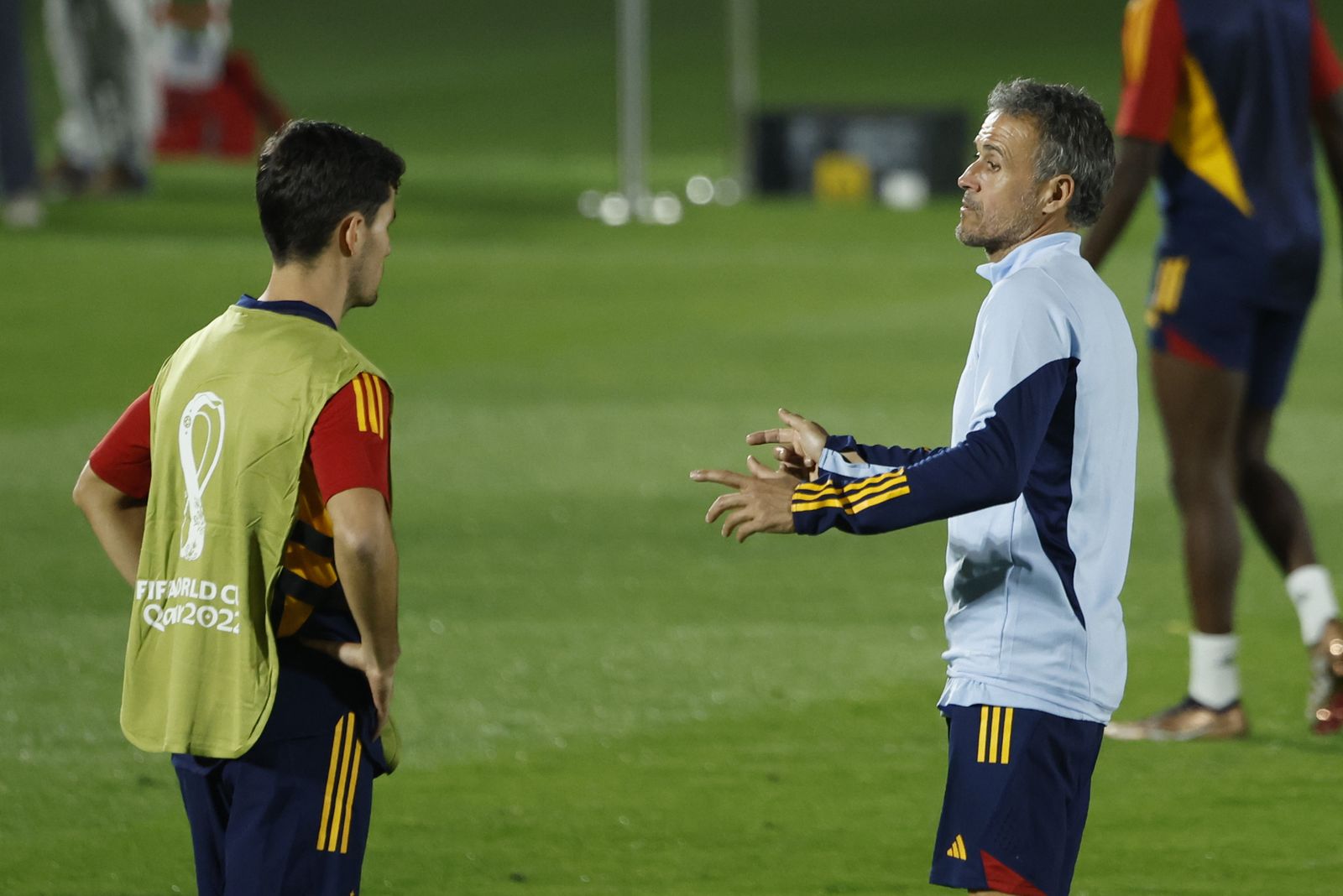 Luis Enrique le da instrucciones a Hugo Guillamón durante el entrenamiento del martes.