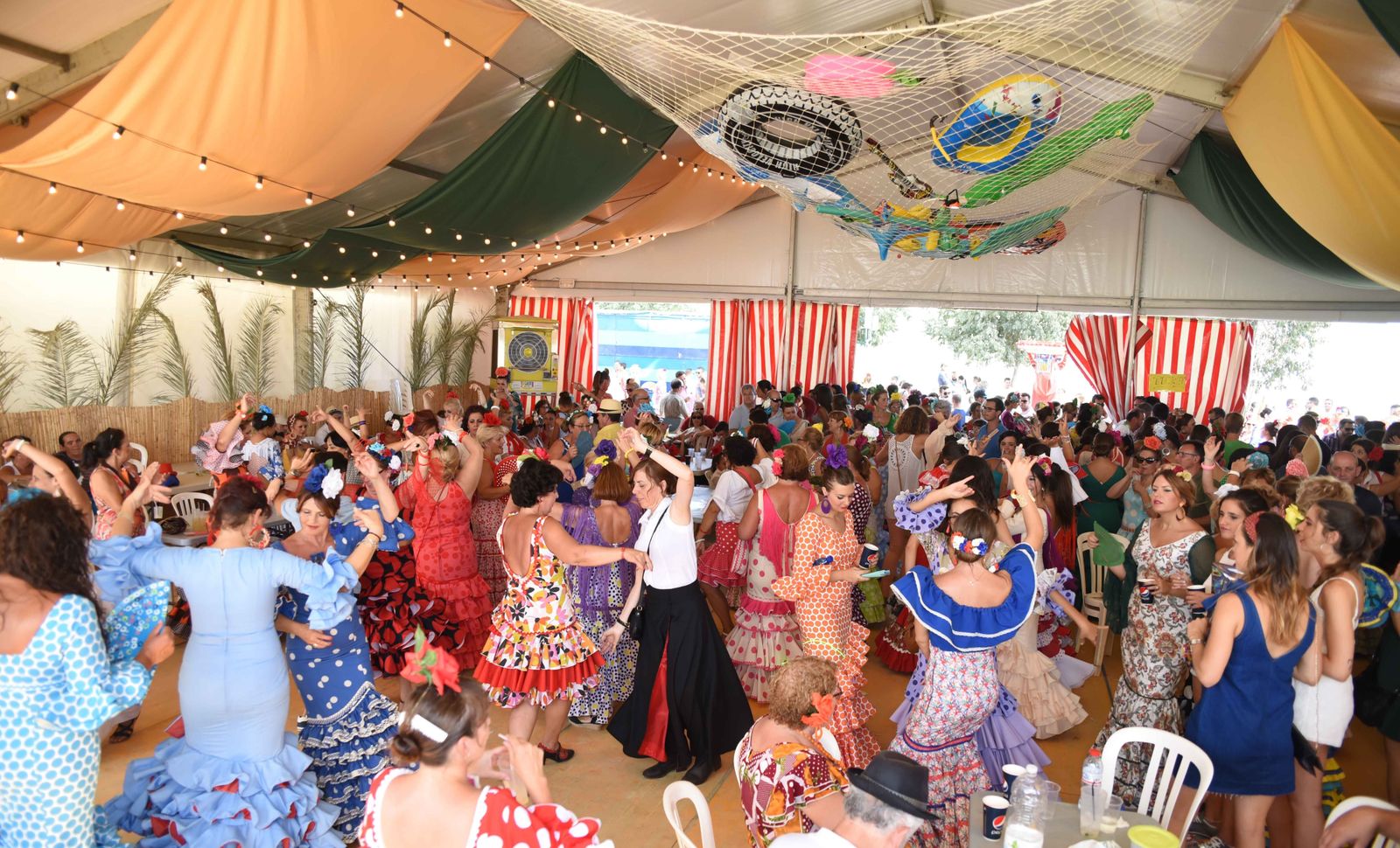 Público en una caseta de la Feria Real de Puente Genil.
