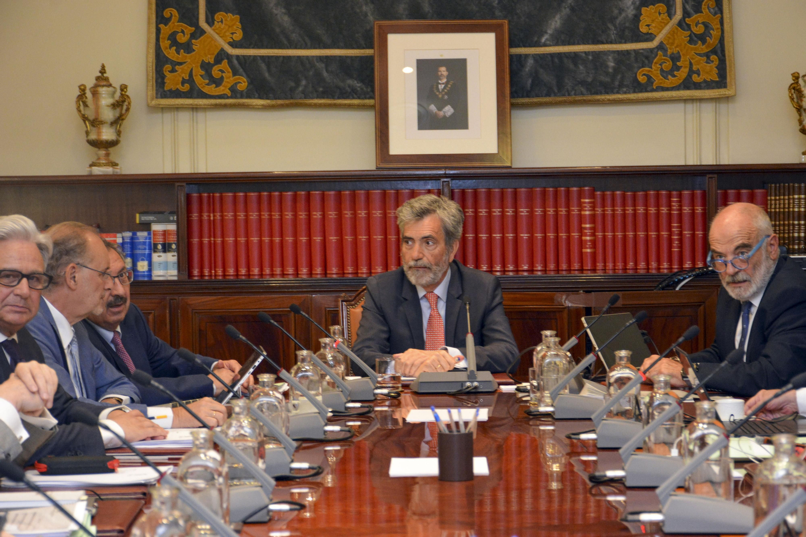 El presidente del Consejo General del Poder Judicial (CGPJ), Carlos Lesmes, durante la reunión del Pleno del Consejo General del Poder Judicial para decidir su respuesta a la iniciativa del PSOE para sortear el impedimento legal impuesto a este órgano para hacer nombramientos estando en funciones y poder nombrar así a dos magistrados del TC, este lunes en Madrid.
