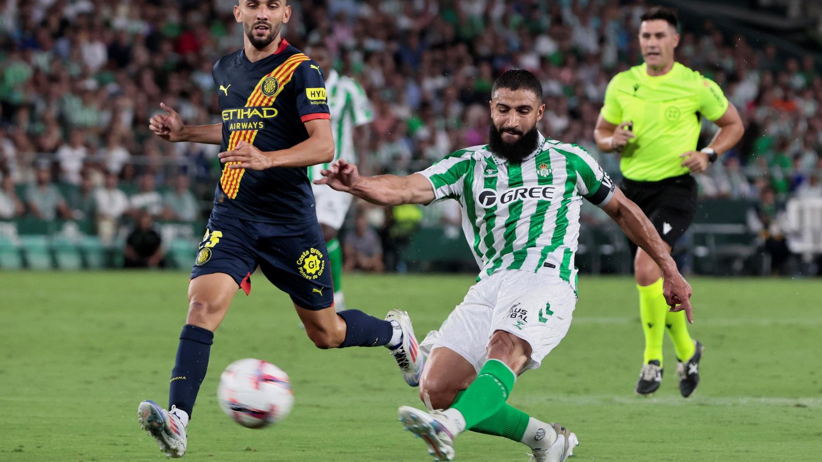 Fekir, la mejor noticia en el lado del Betis, dispara ante Iván Martín.