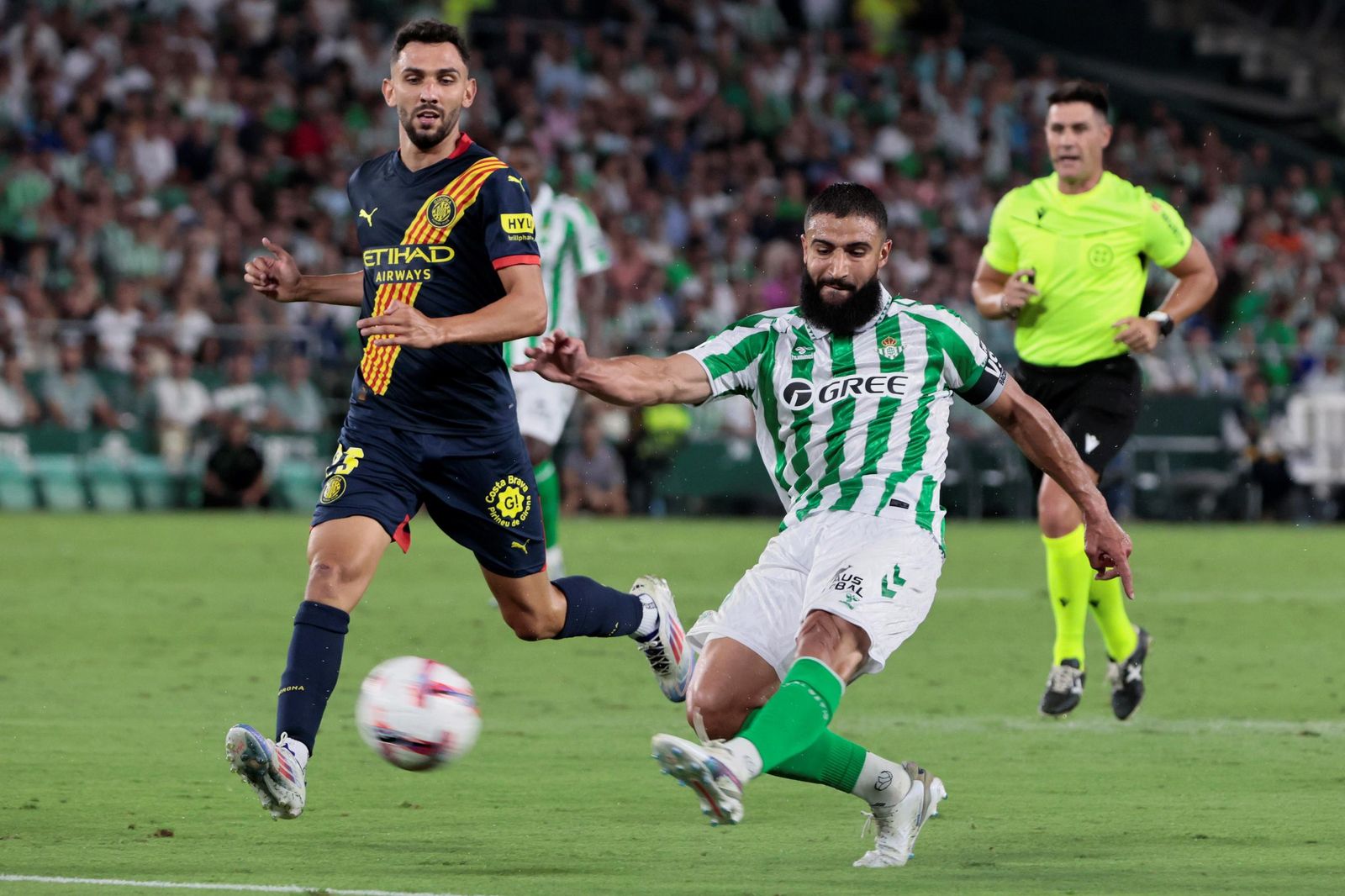 Fekir dispara ante Iván Martín.