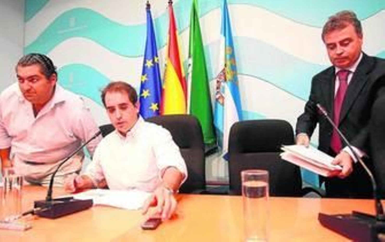 Montero, Saldaña y Real, durante la presentación de la nueva programación, ayer, en el Ayuntamiento.