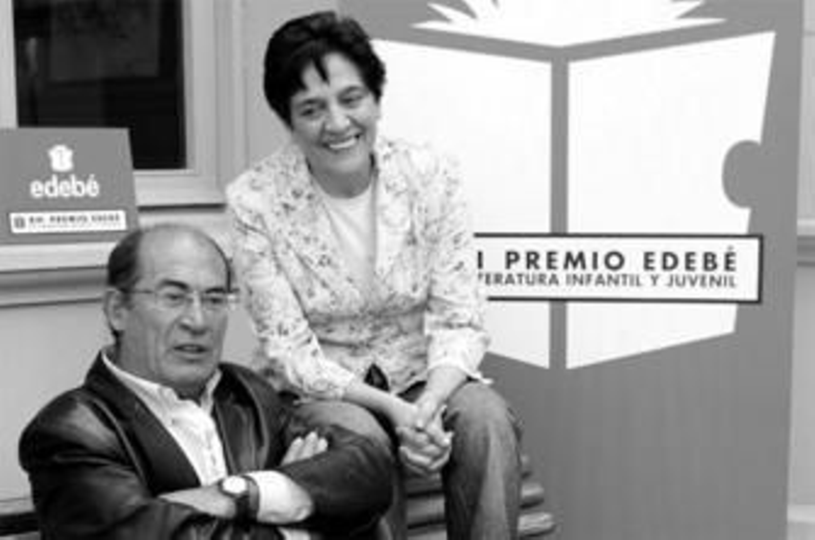 Juan Madrid y Pilar Lozano, ayer, tras ser galardonados.
