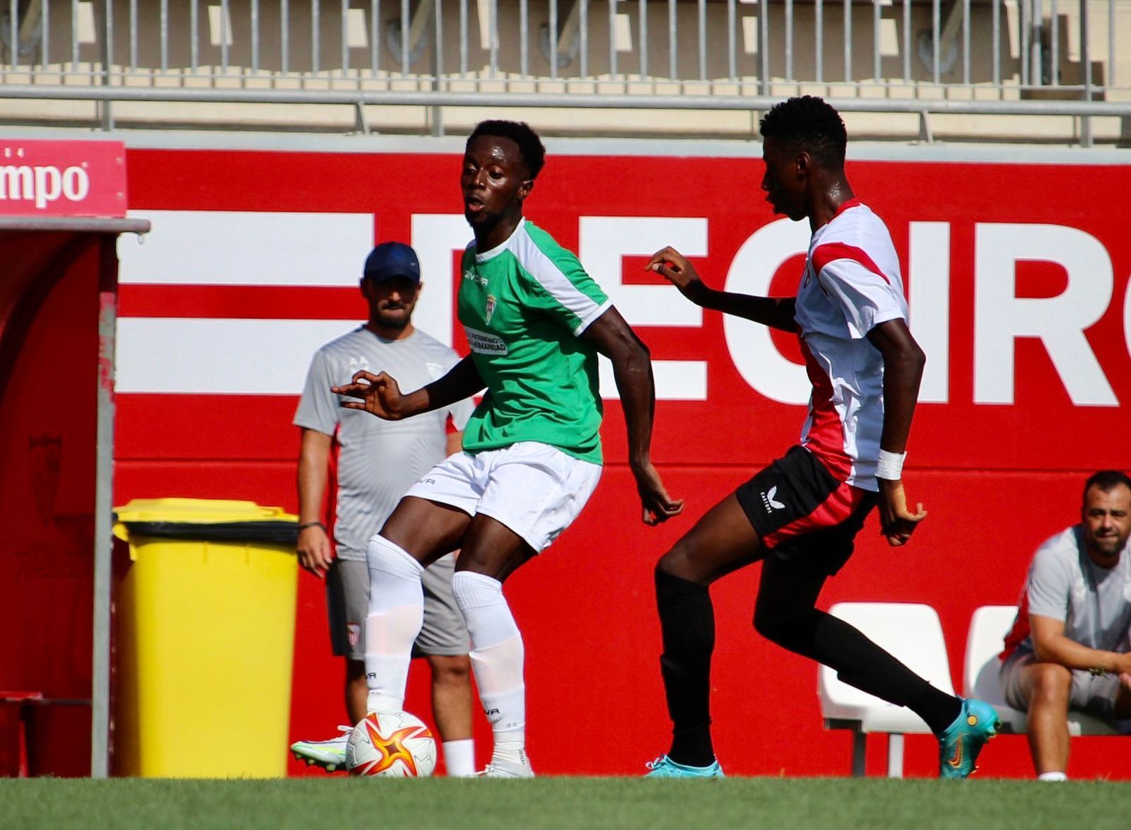 Musa acosa a un jugador del Cordoba.