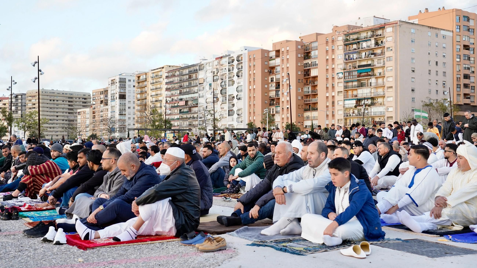 Fotos: Los musulmanes de Algeciras finalizan el mes de ayuno del Ramadán con un rezo comunitario en el Llano Amarillo