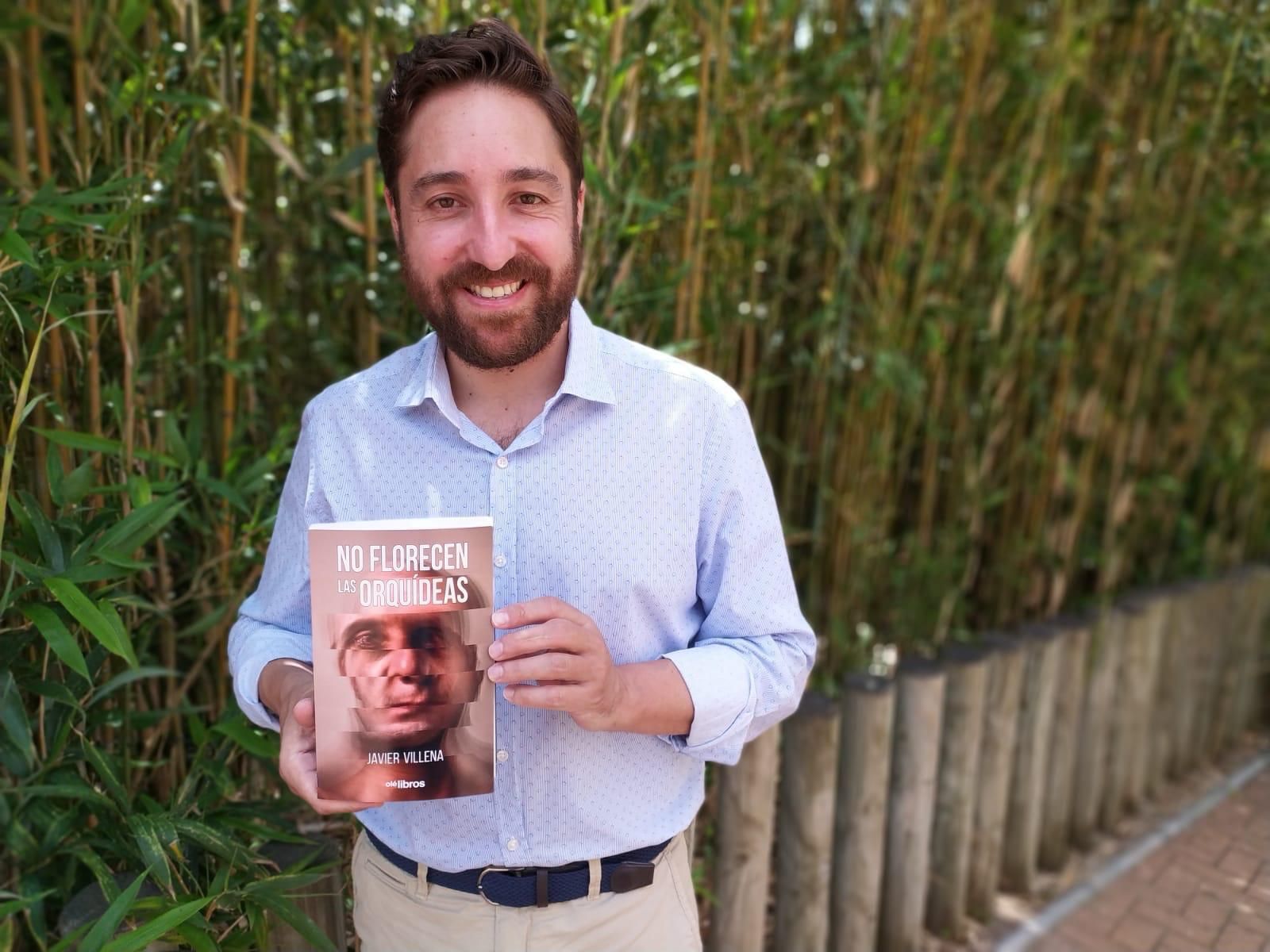El escritor cordobés Javier Villena, con su novela 'No florecen las orquídeas'.