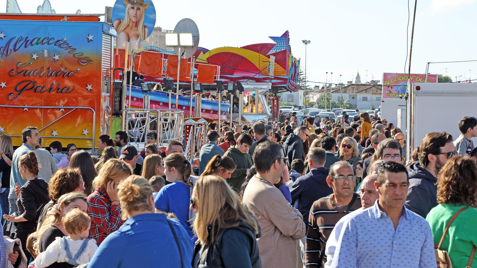 El parque de atracciones de Navidad junto a la Feria volvió a llenarse este sábado El parque de atracciones de Navidad junto a la Feria volvió a llenarse este sábado