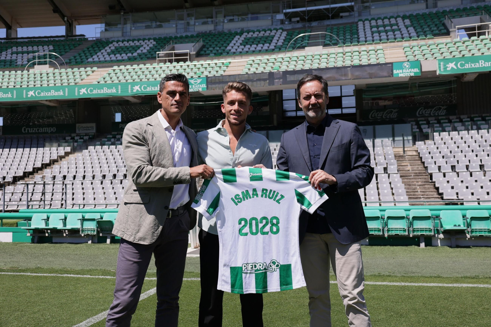 Isma Ruiz, junto a Juanito y Antonio Fernández Monterrubio, tras renovar hasta 2028 con el Córdoba.