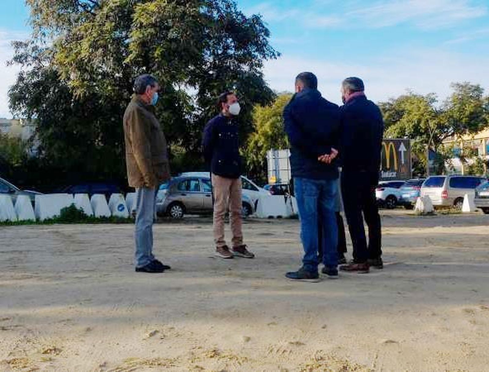 Un momento de la visita del alcalde a la parcela municipal de El Cantillo donde se ejecutarán las obras.