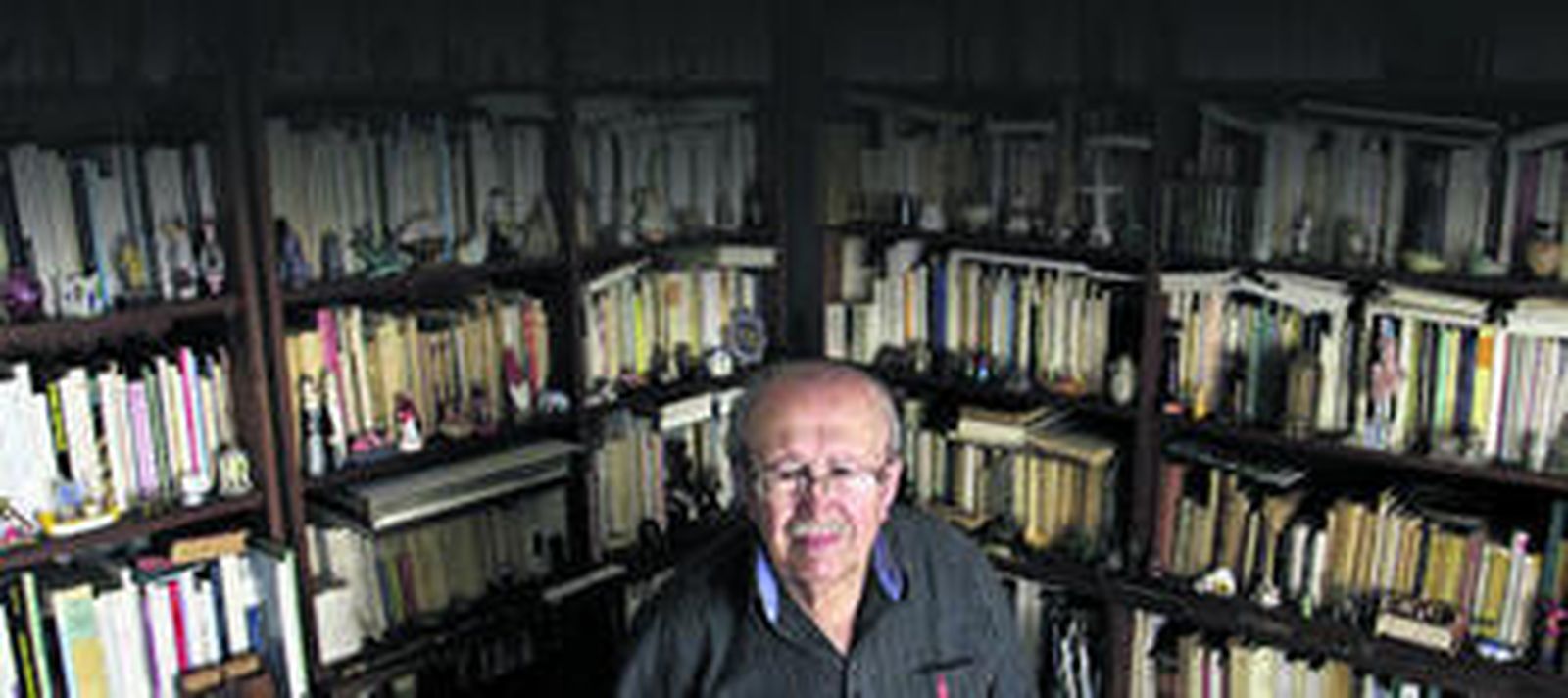 El escritor granadino, rodeado de libros en su despacho.