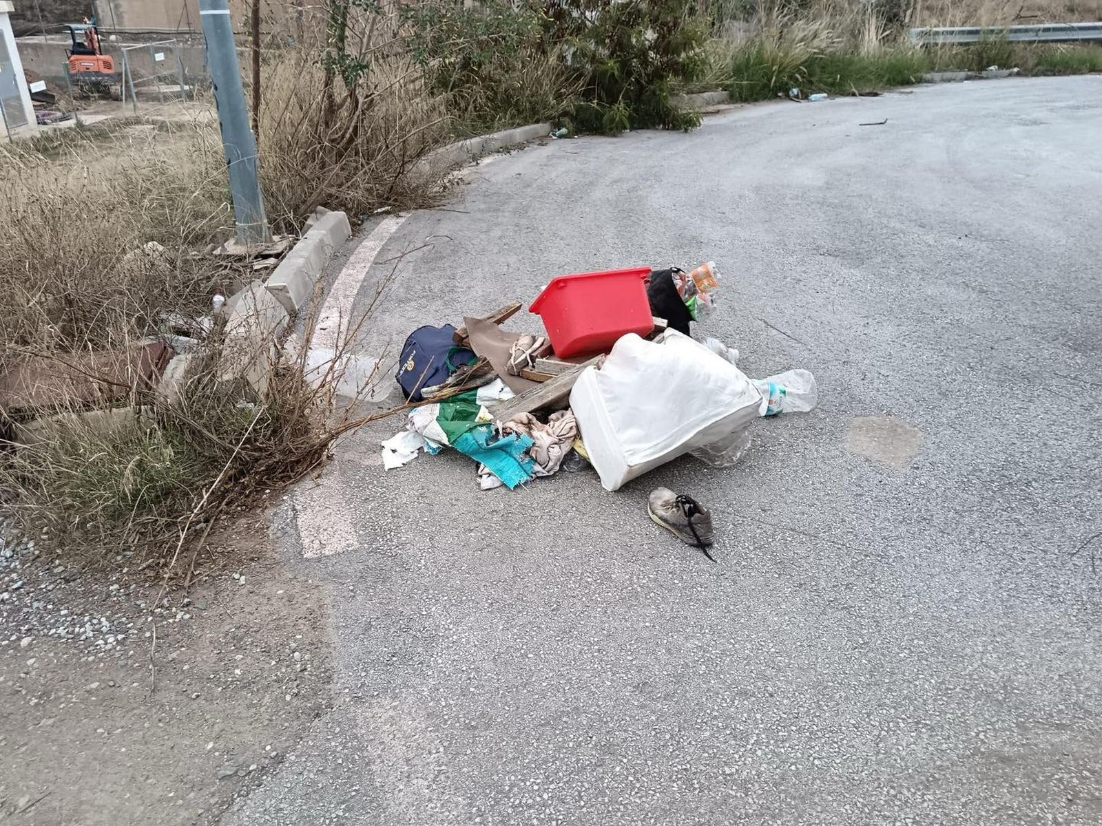 Imagen de restos basura encontrados en una carretera de Rincón de la Victoria