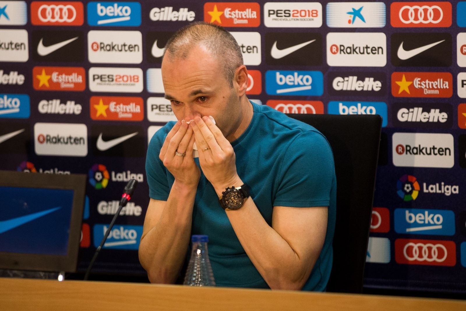 Iniesta llora durante la rueda de prensa.