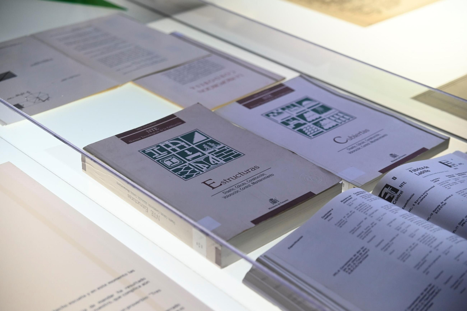 La exposición sobre la obra pública del arquitecto cordobés Rafael de La-Hoz, en imágenes