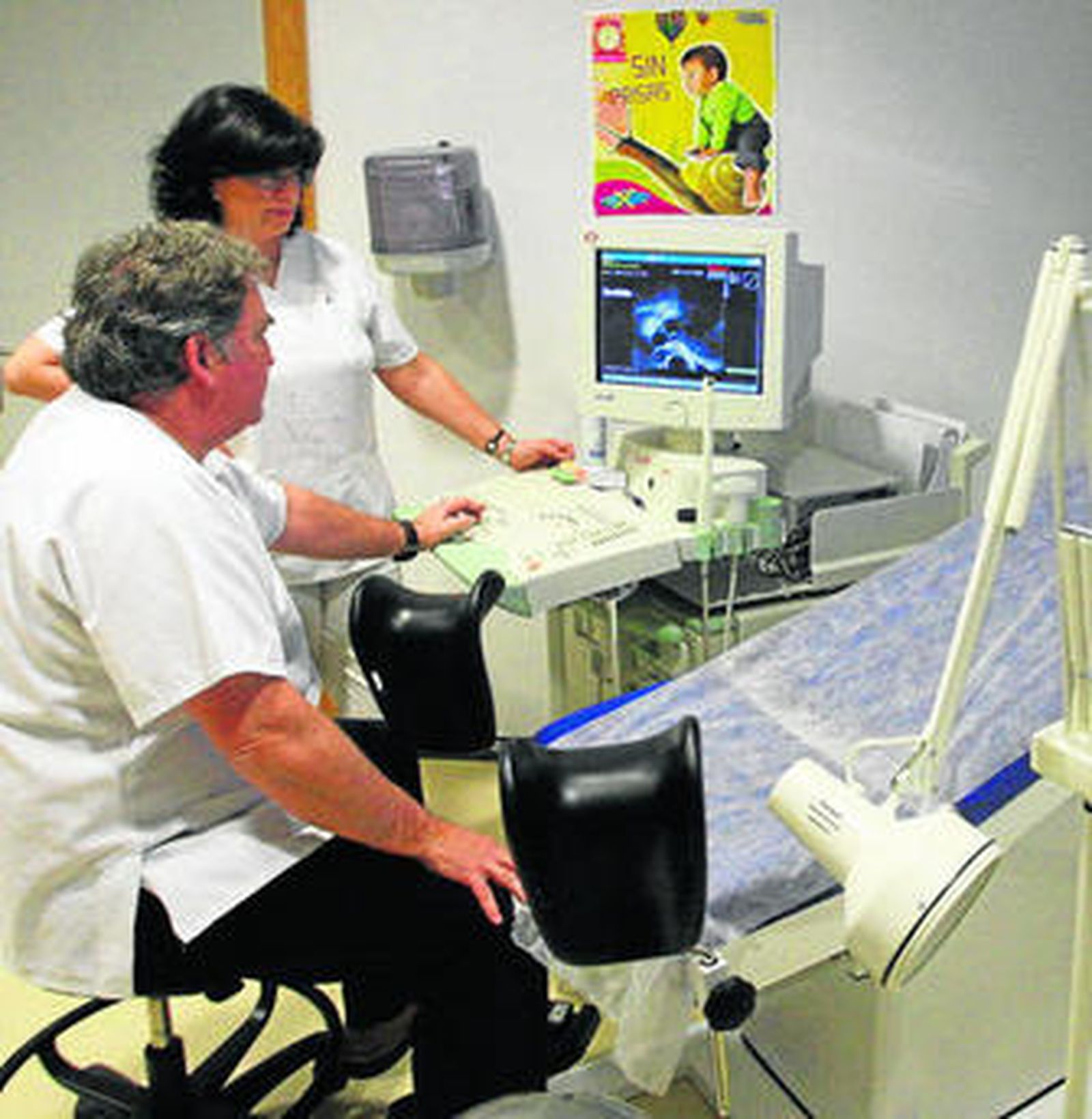 El responsable de la Unidad de Reproducción Asistida y una de las enfermeras observan una ecografía.