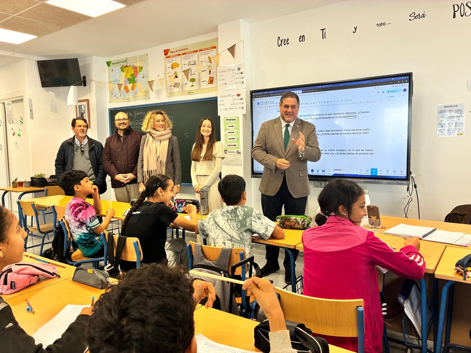 El delegado de Desarrollo Educativo durante su visita al centro nijareño.