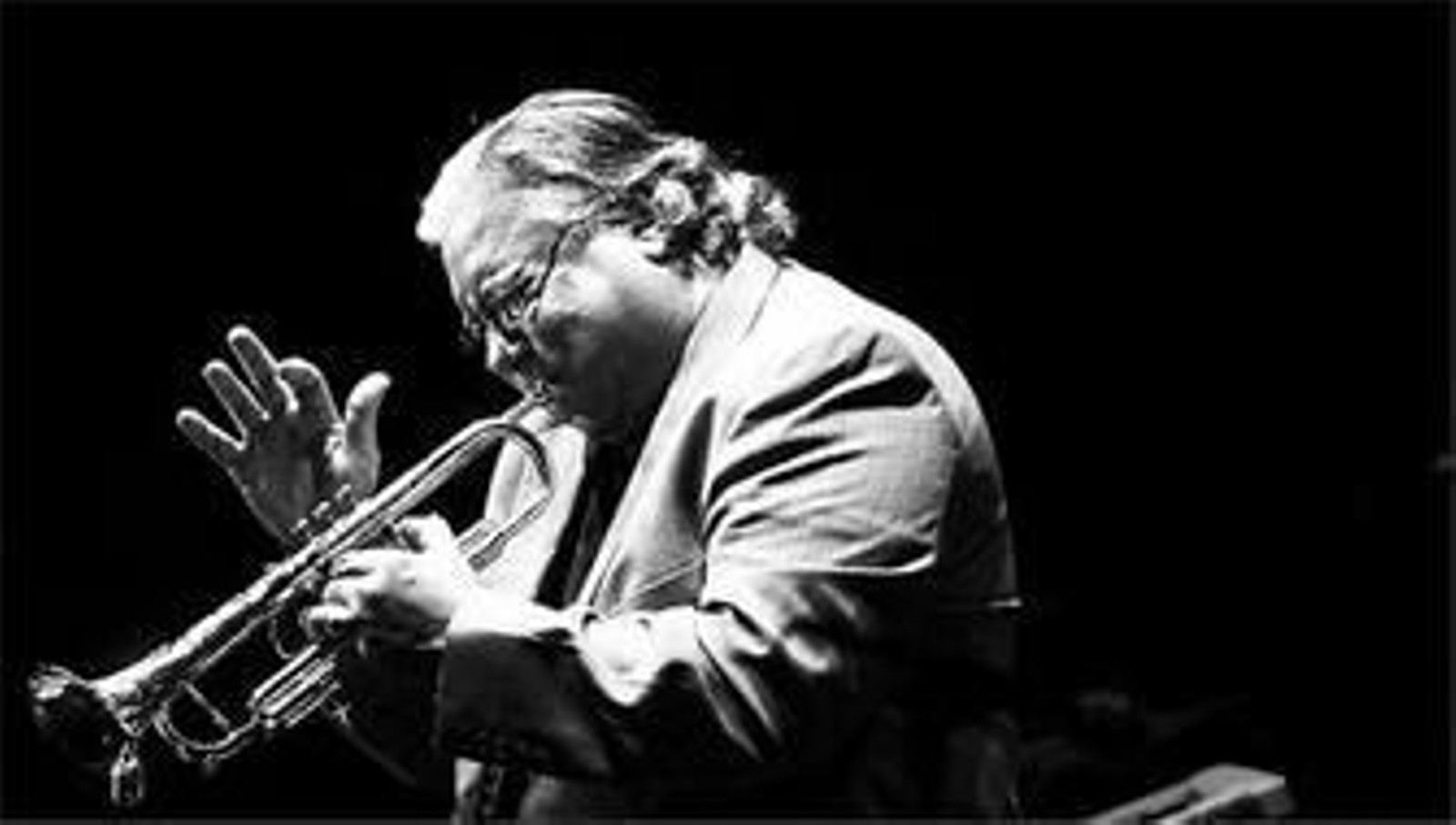 Arturo Sandoval a la trompeta, magistral en ese registro, anoche en el Teatro Cervantes.
