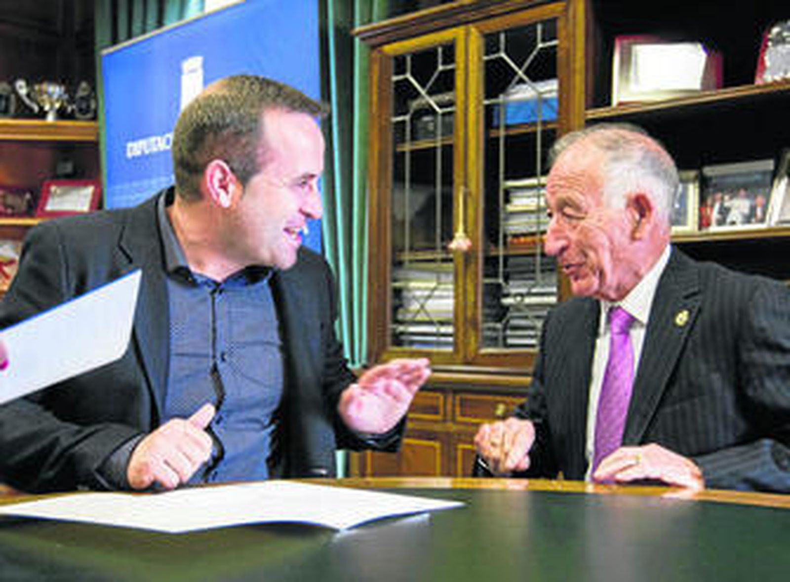 Domingo Ramos y Gabriel Amat conversan distendidamente ayer tras la firma del convenio.