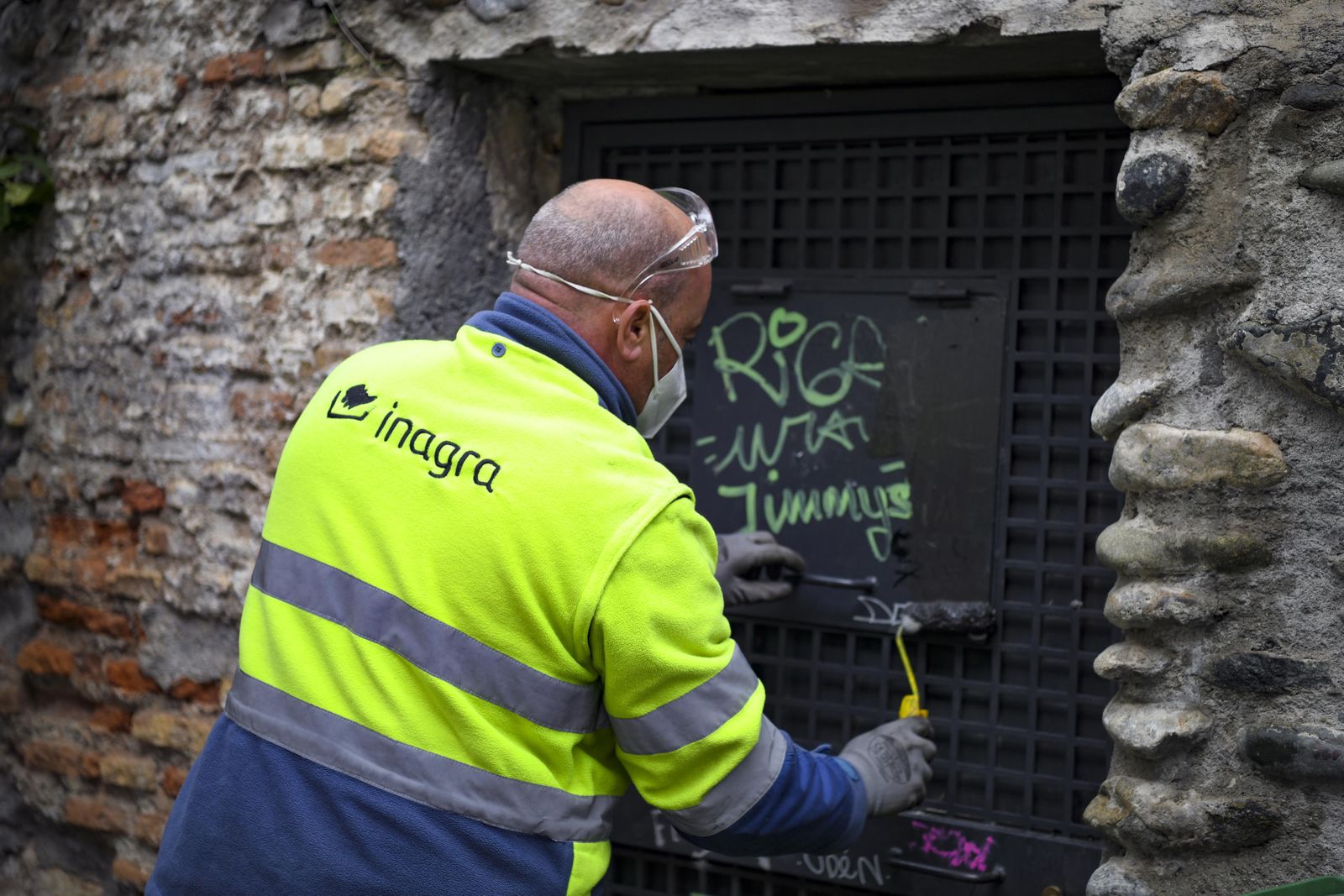Fotos: acción contra el vandalismo y la suciedad en el Albaicín