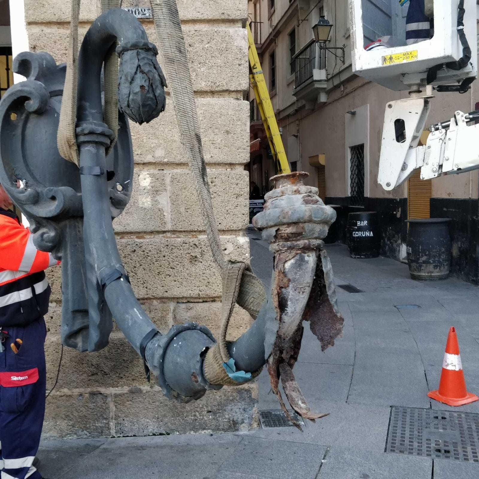 Desmontaje de una de las farolas en las que se aprecia el deterioro sufrido.