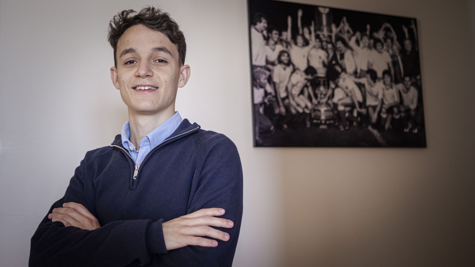 El agente FIFA gaditano, ante el cuadro del primer Trofeo Carranza conquistado por el Cádiz.