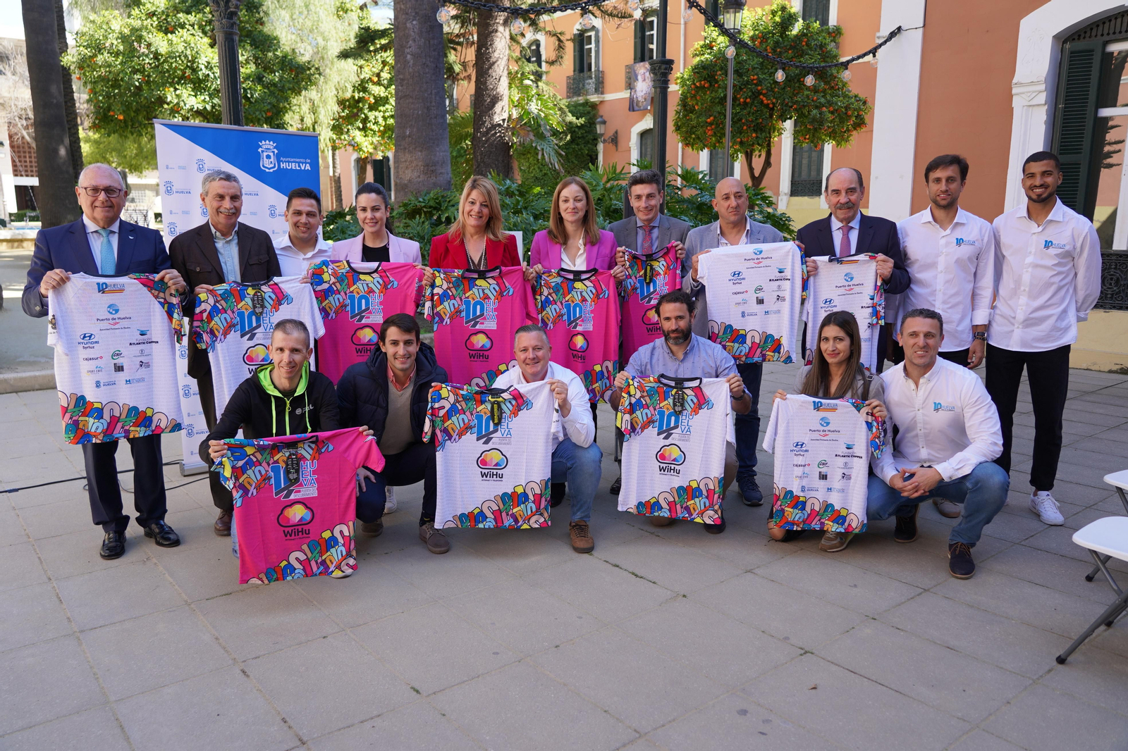 Foto de familia tras la presentación de la 10K. Foto de familia tras la presentación de la 10K.