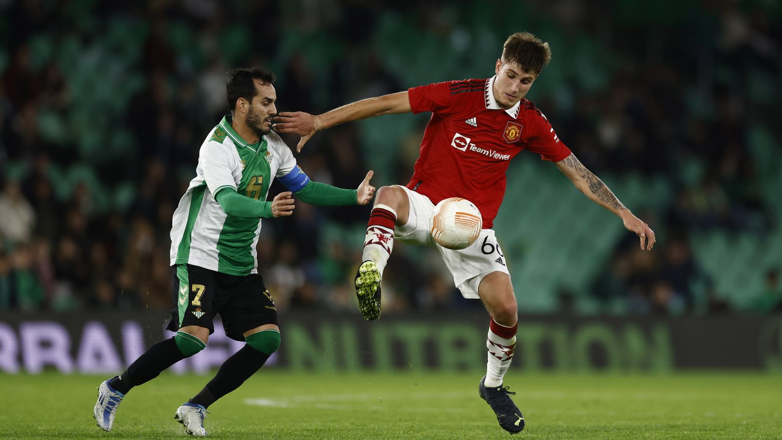 Juanmi presiona a un rival en un lance del partido ante el United.