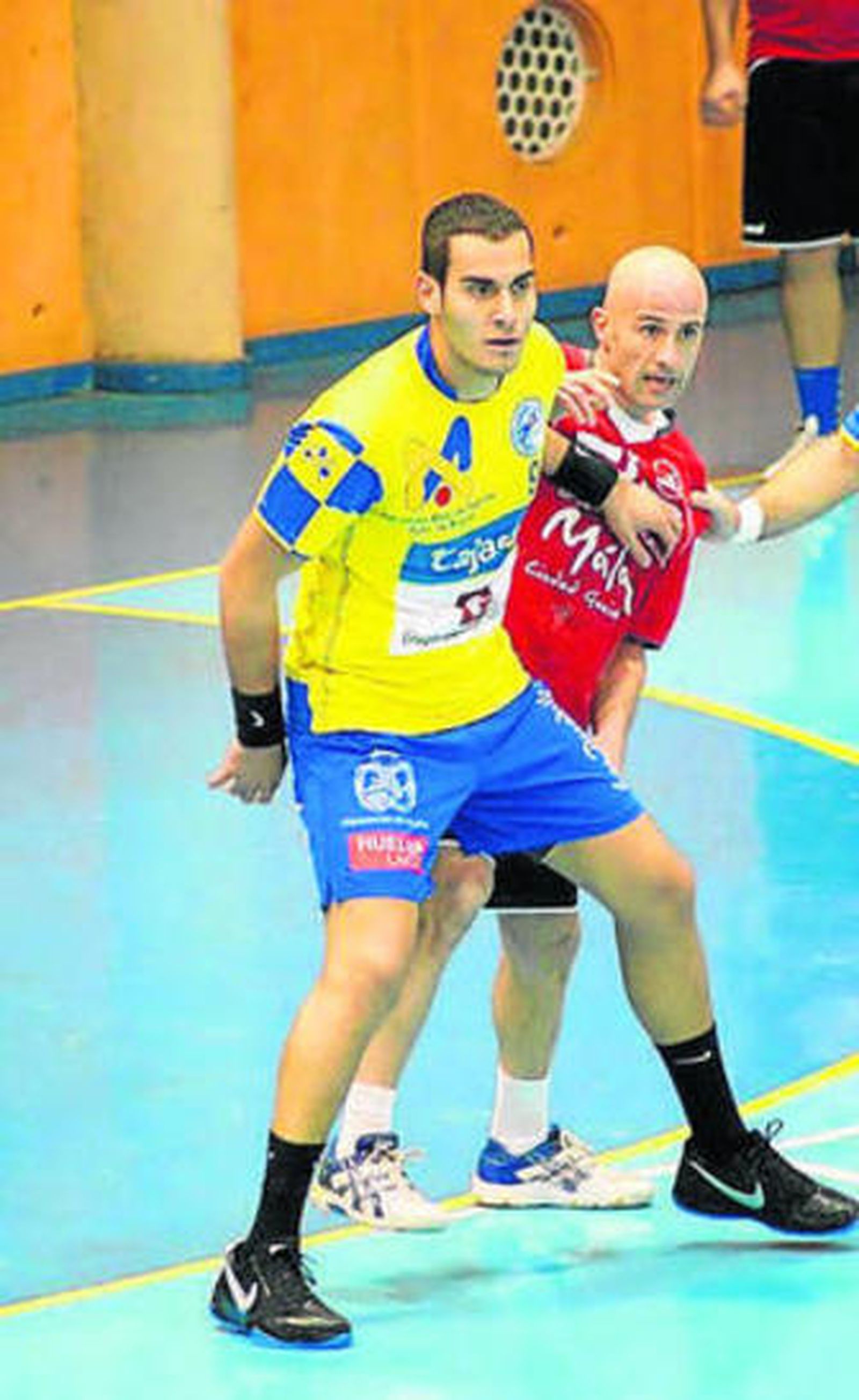 Jesús Fernández, Emilio León y Elías Hormigo vistiendo la camiseta del PAN Moguer durante una temporada más tras su renovación.