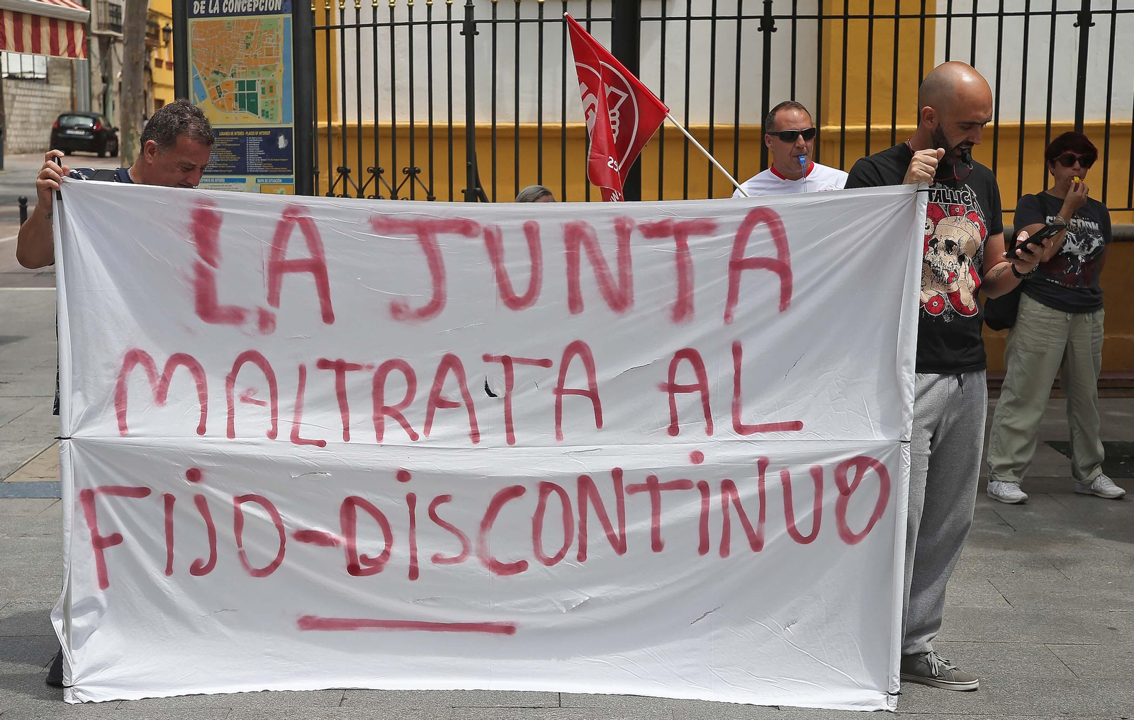 La manifestación de la plantilla de la residencia de Tiempo Libre de La Línea, en imágenes