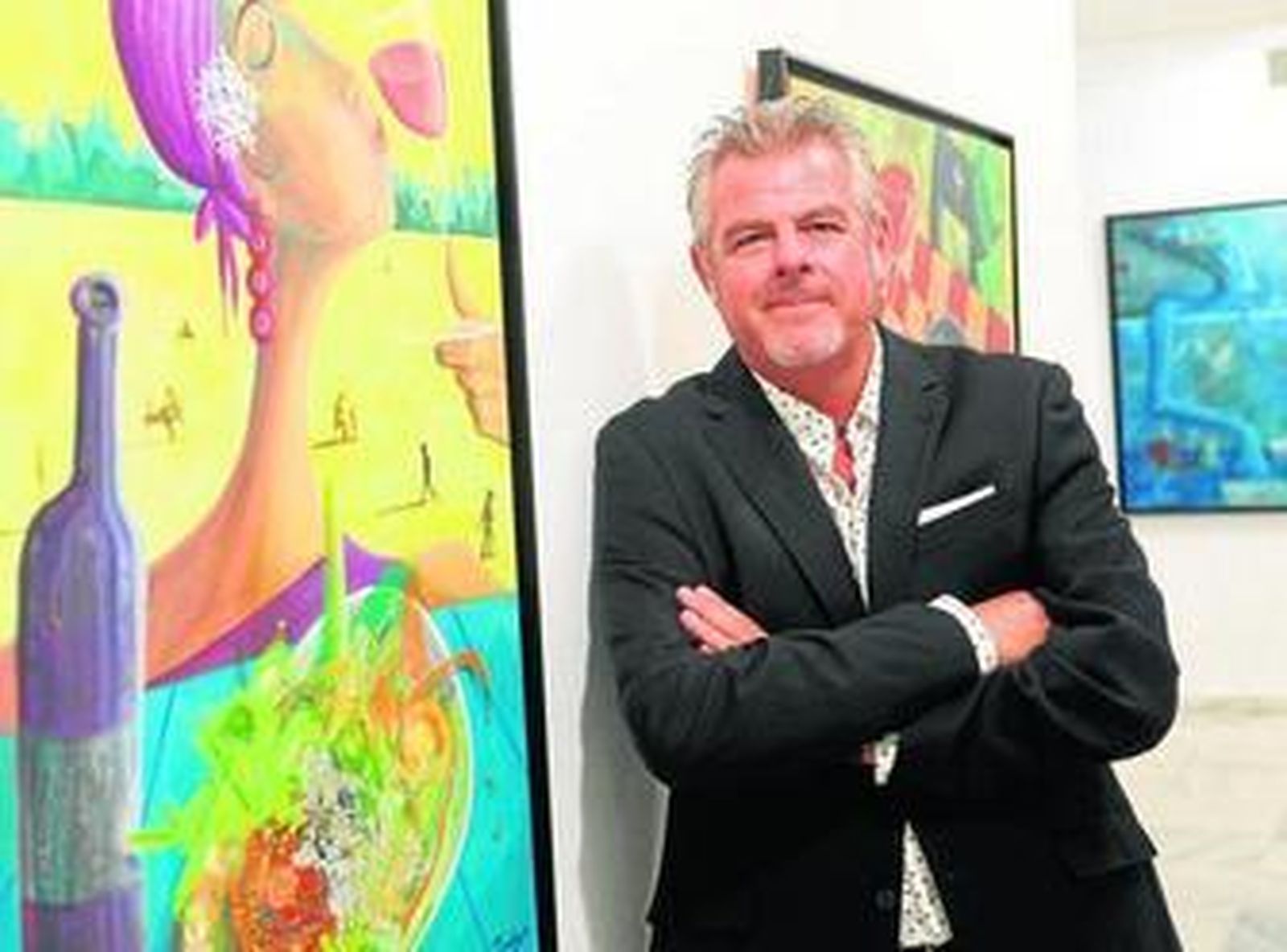 Andrés Mérida posa ante su obra.