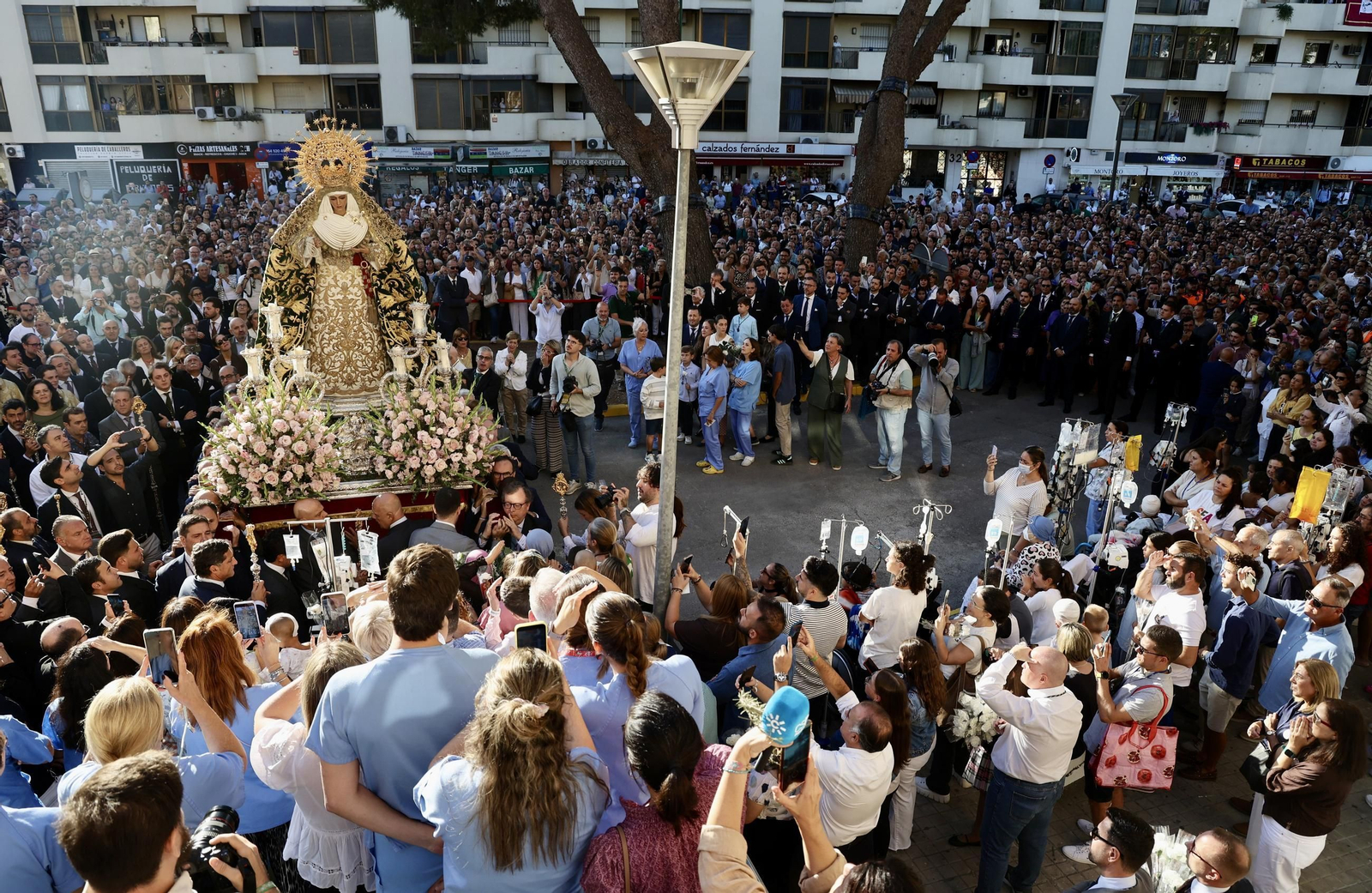Regreso de la Esperanza de Triana a su paso por el Hospital Infantil del Virgen del Rocío