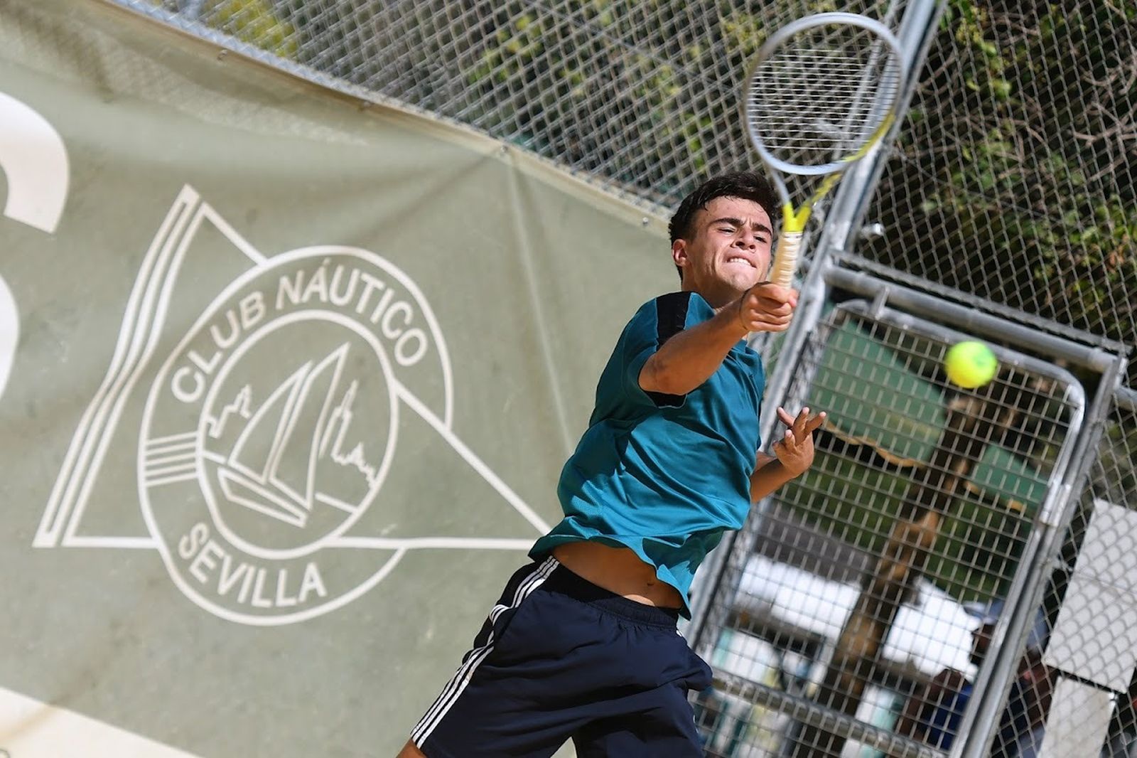 Uno de los participantes en el  XXIX Open de Sevilla de tenis Trofeo a la Cordialidad Memorial Ricardo Villena.