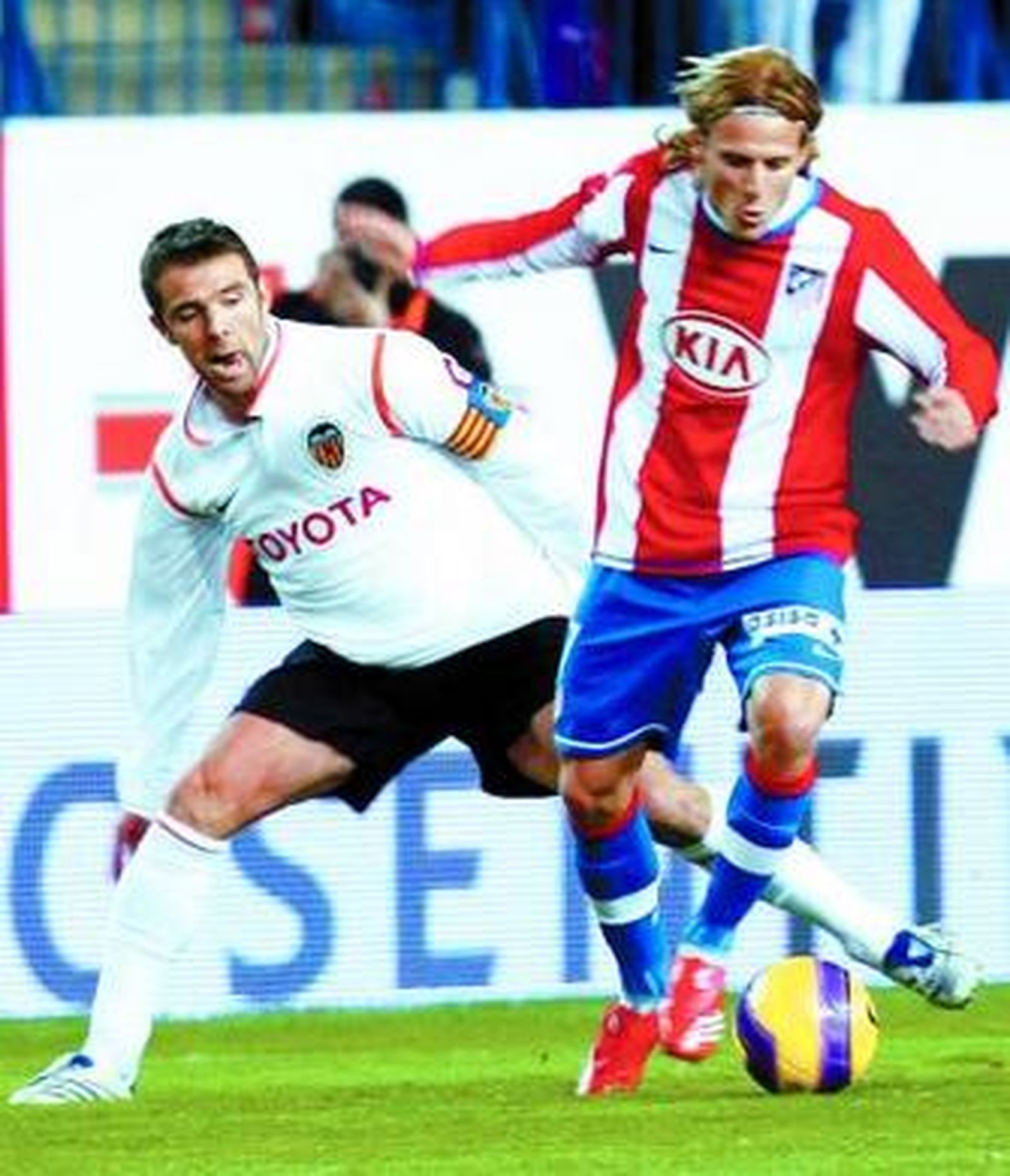 Forlán elude con un quiebro a Marchena.