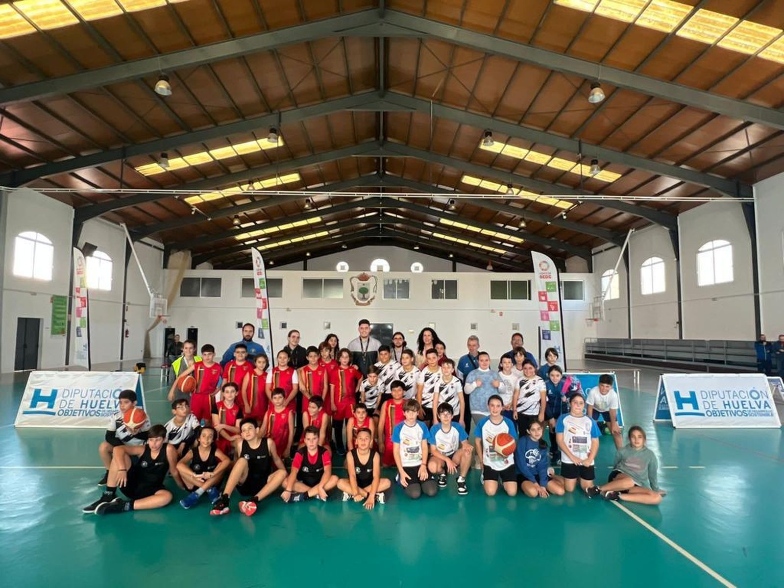 Concentración de alevín de baloncesto de La Provincia en Juego.