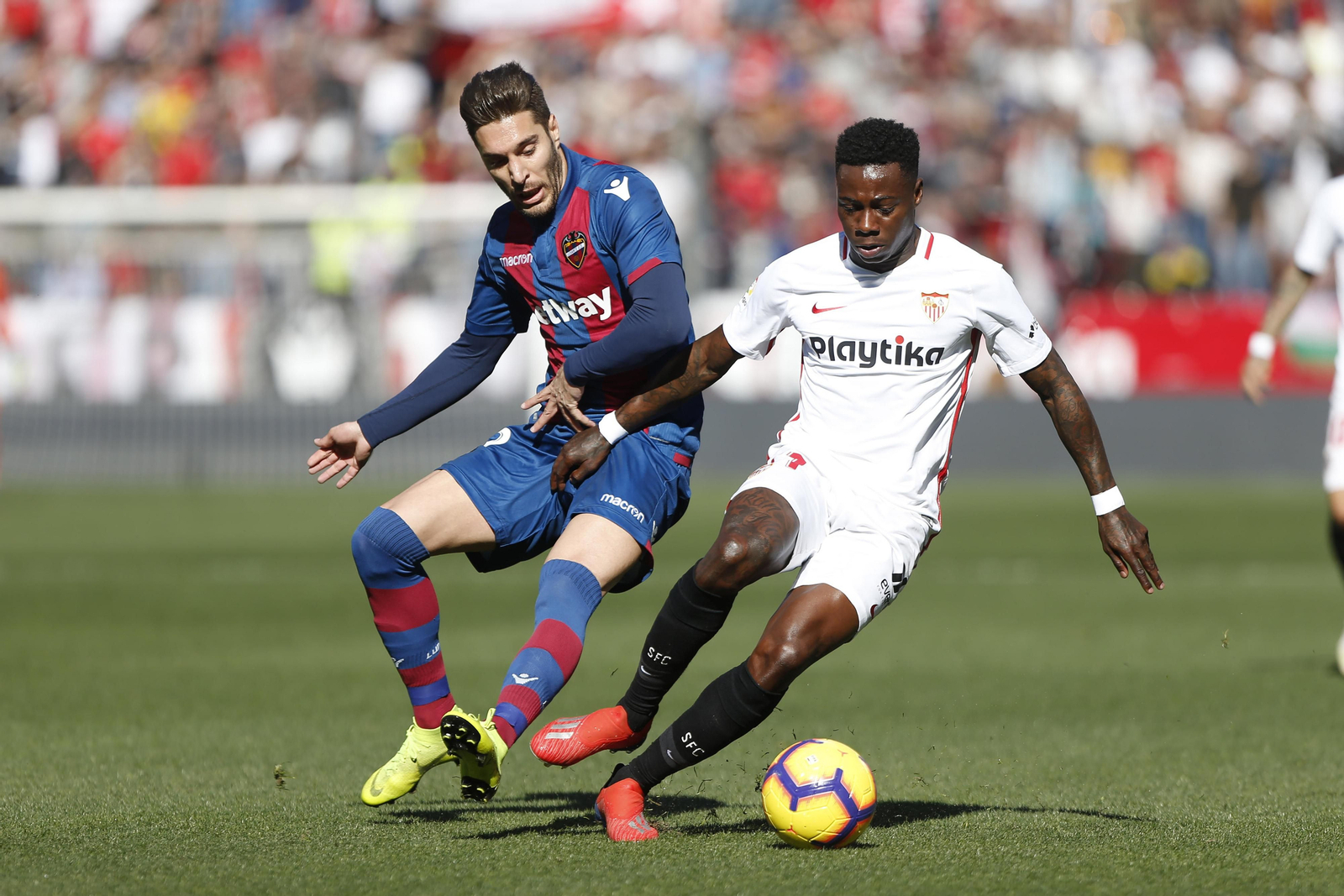 Promes protege el balón ante el levantinista Rochina.