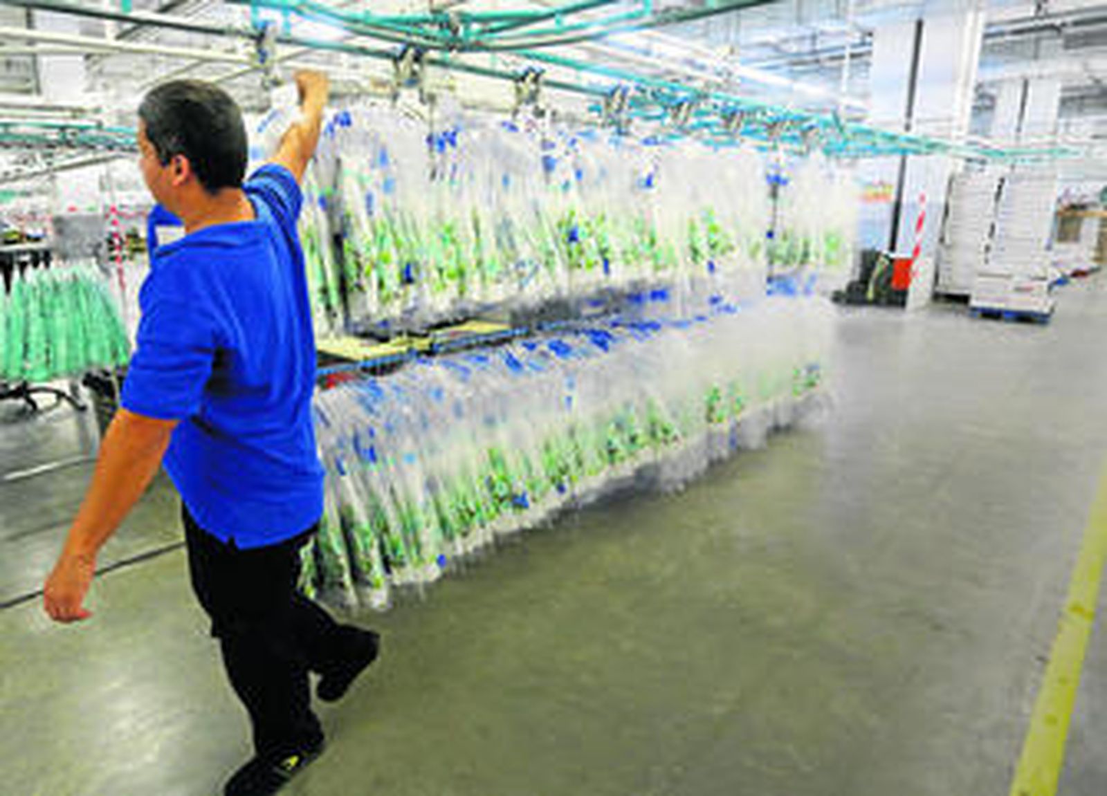 Un operario trabaja en una fábrica textil en Málaga.