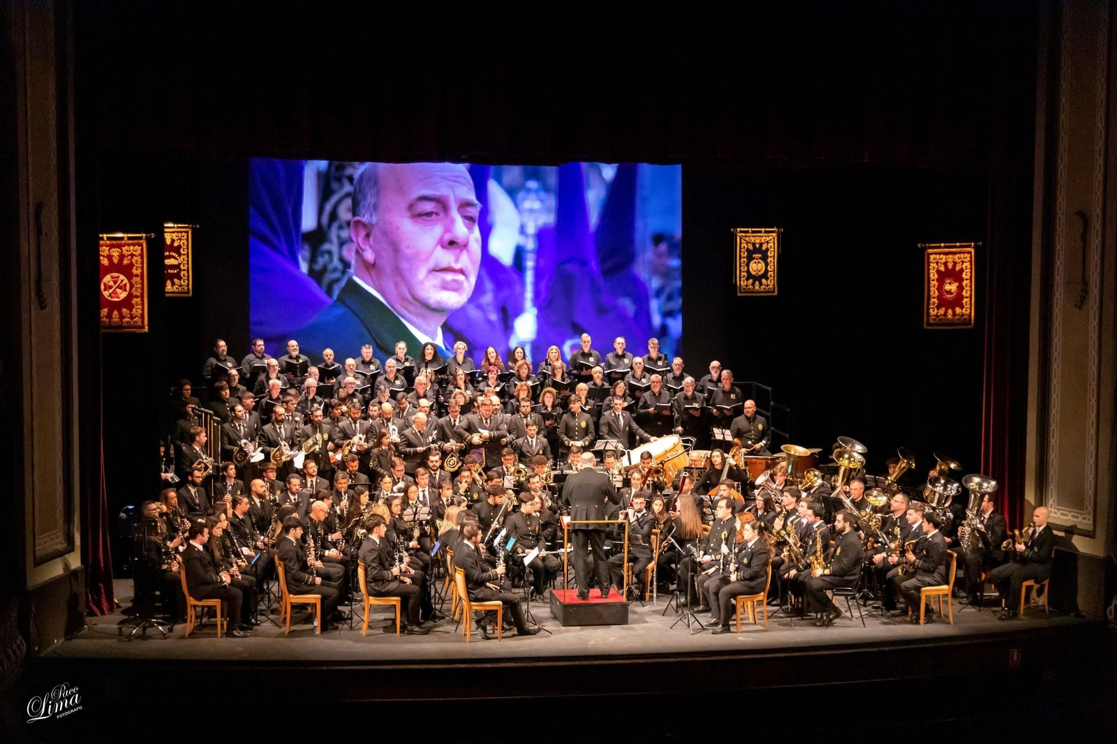 La coral en un concierto de Al Palo en el Falla en 2024 con la banda de Las Cigarreras.