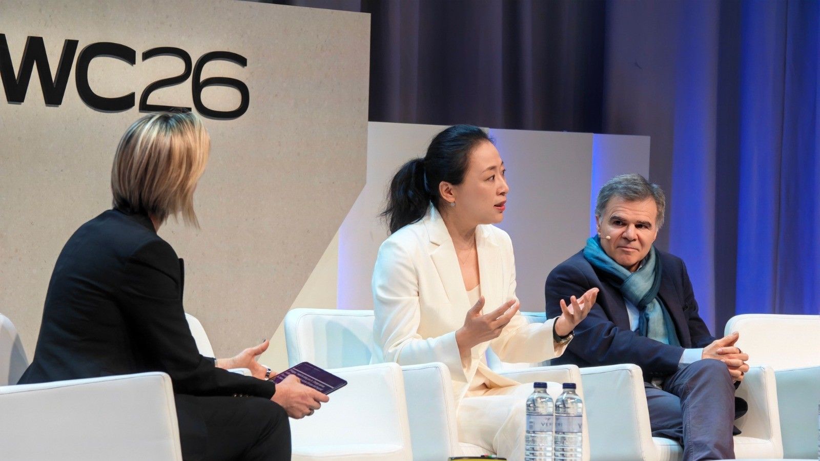 Fang Fei, presidenta de Producto de Honor, y Philippe Lucas, vicepresidente ejecutivo de Innovación en Orange.