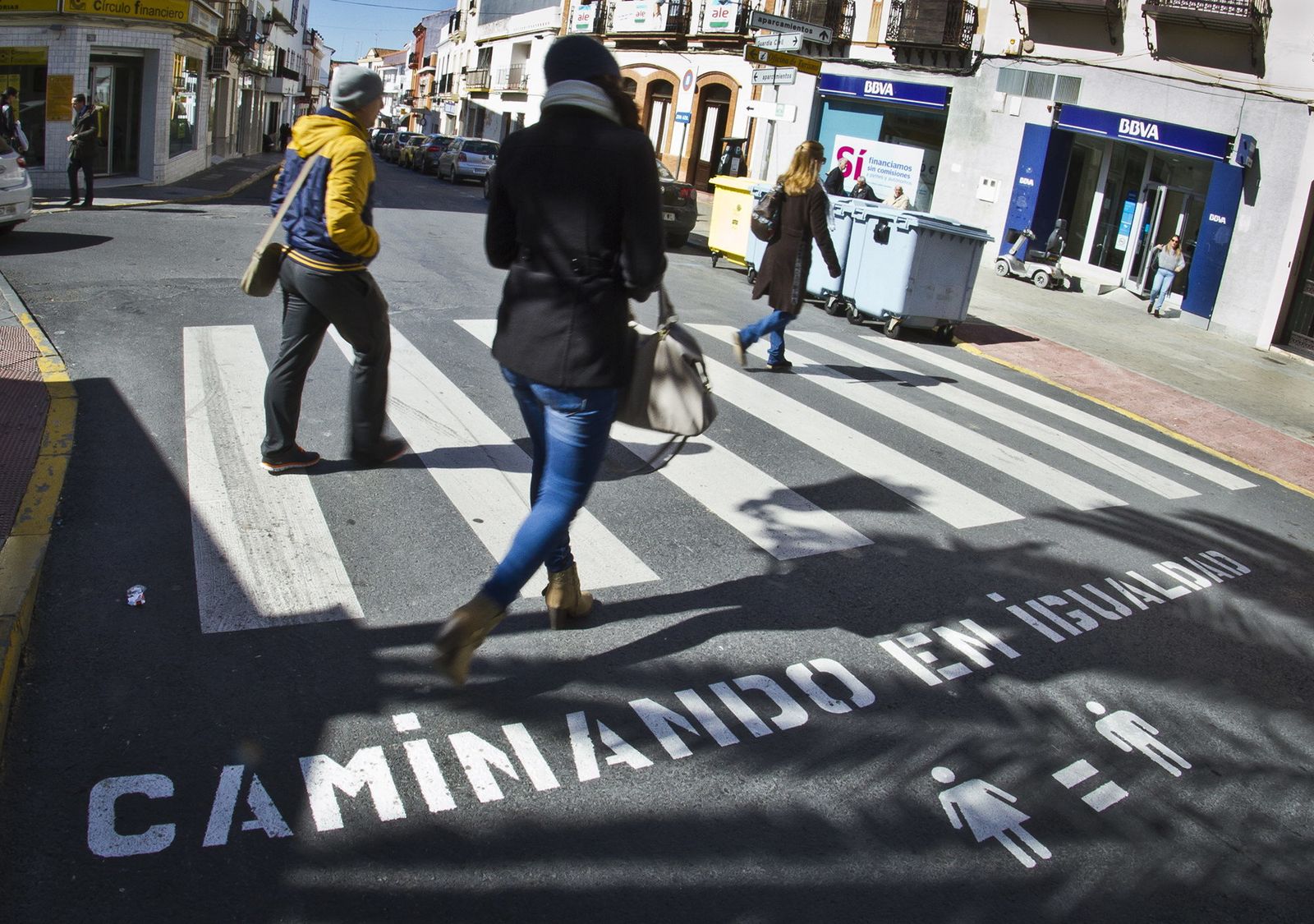 Paso de peatones con un lema relativo a la igualdad entre hombres y mujeres