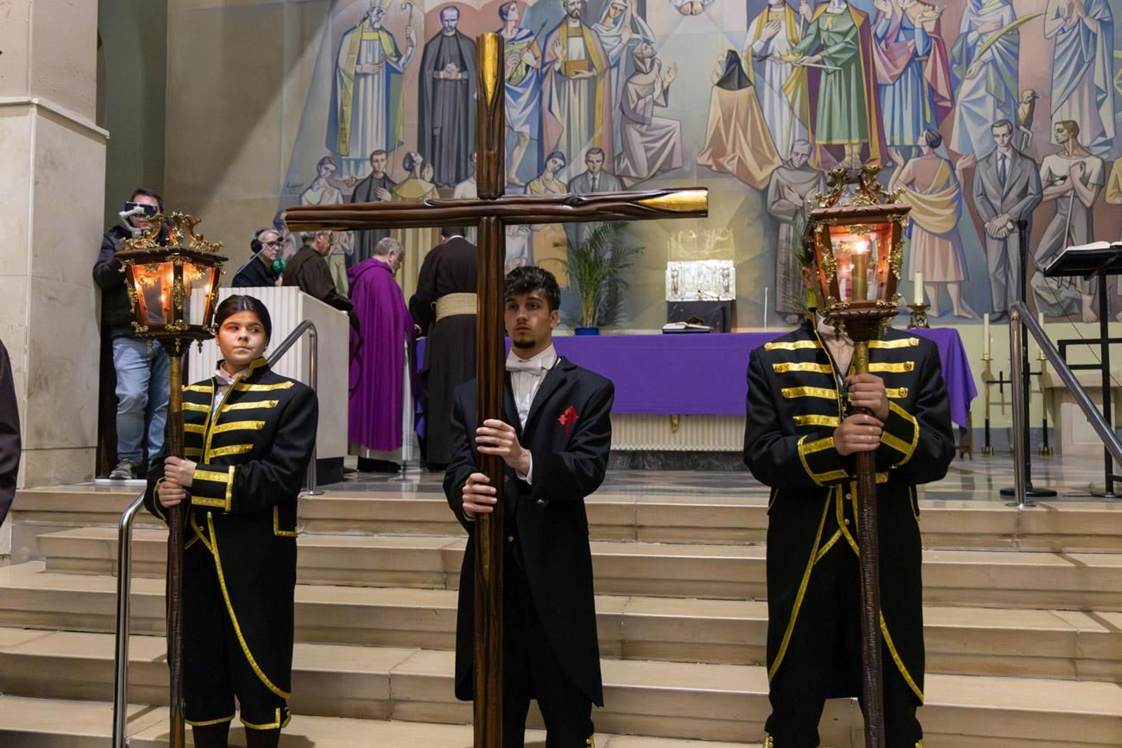 La temida lluvia impide el desarrollo normal de este Martes Santo