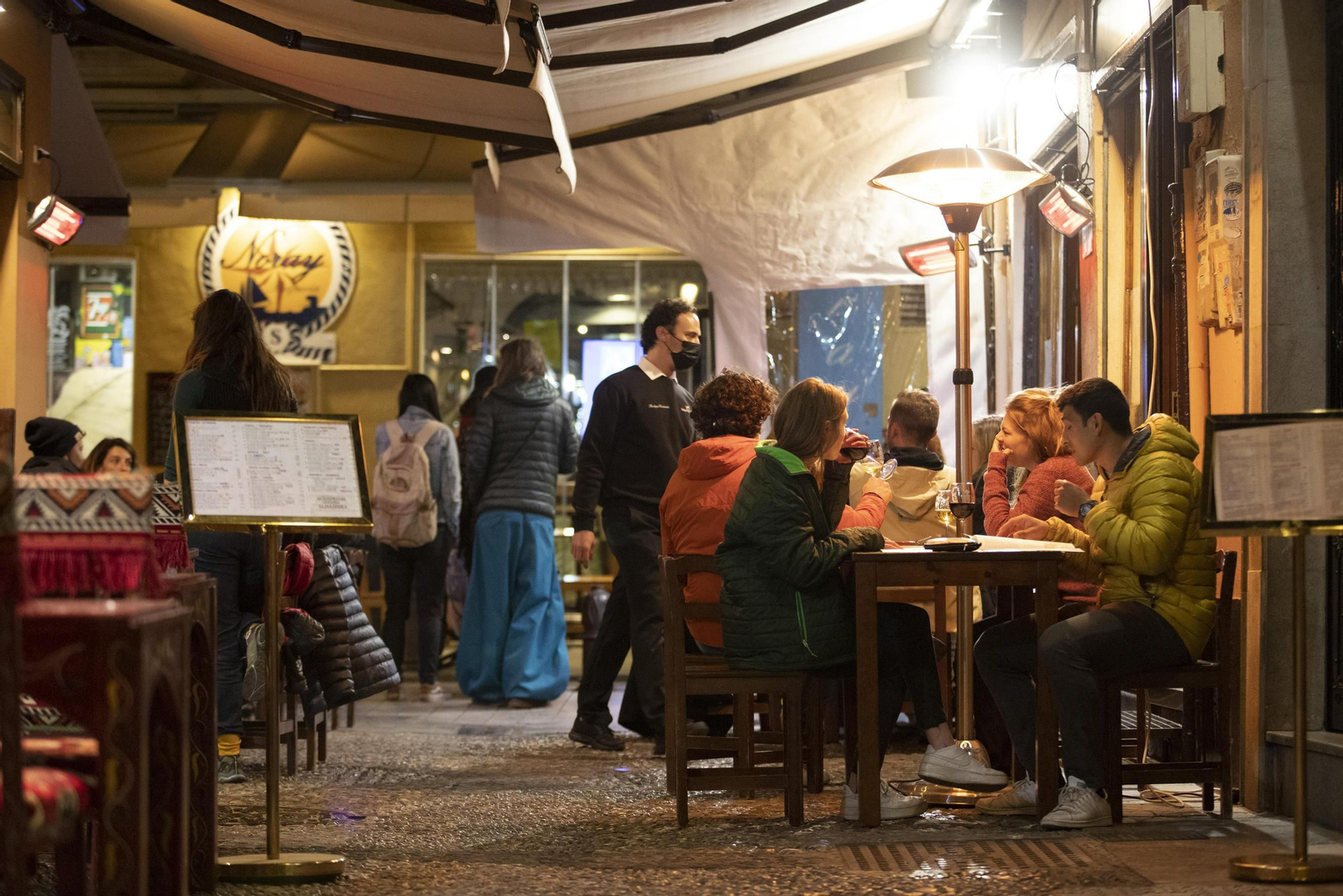 Fotos: los bares y comercios de Granada vuelven a abrir hasta la noche