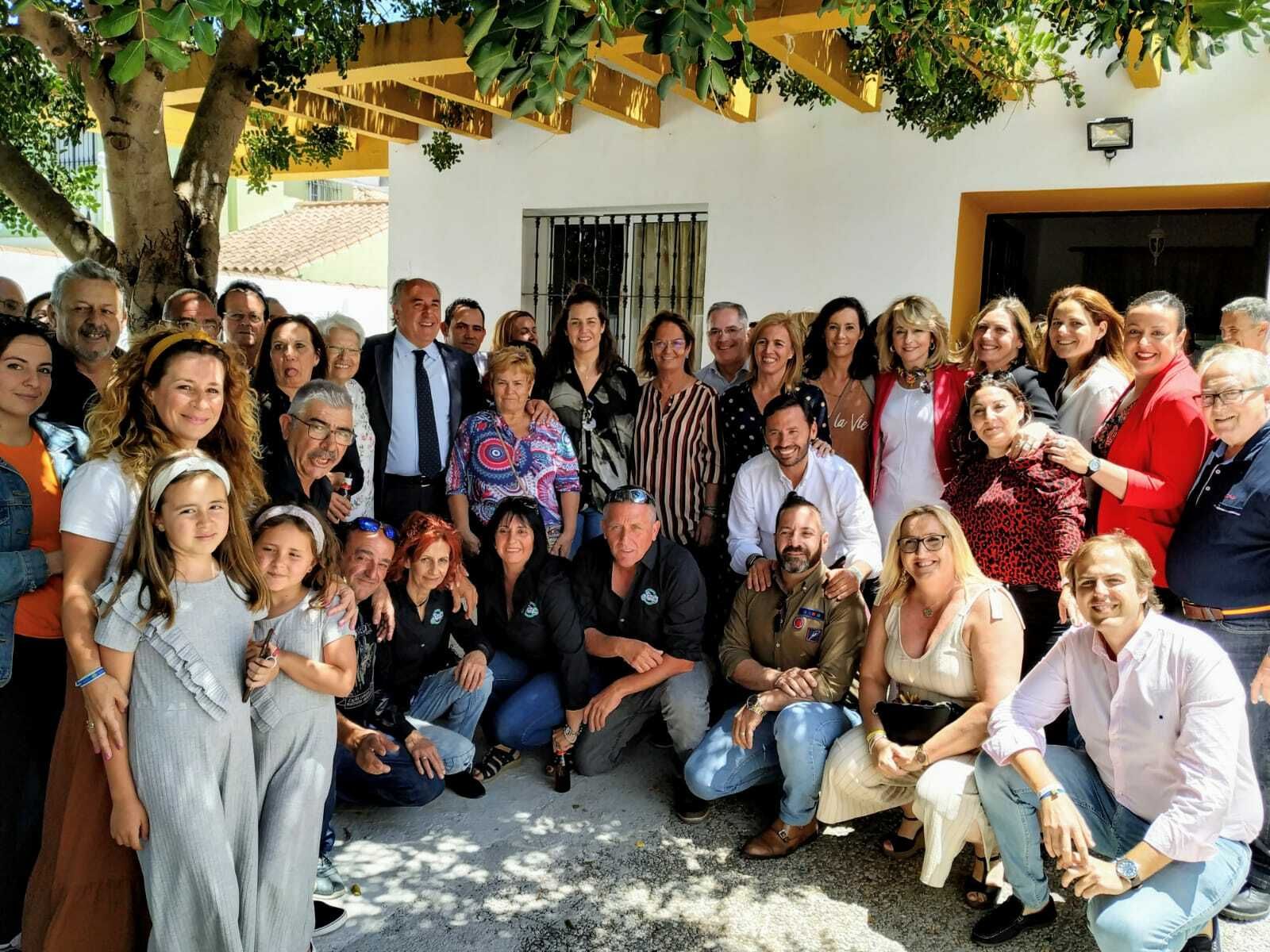 Landaluce y parte de su equipo, con miembros de la AAVV Alfredo Zanalegui