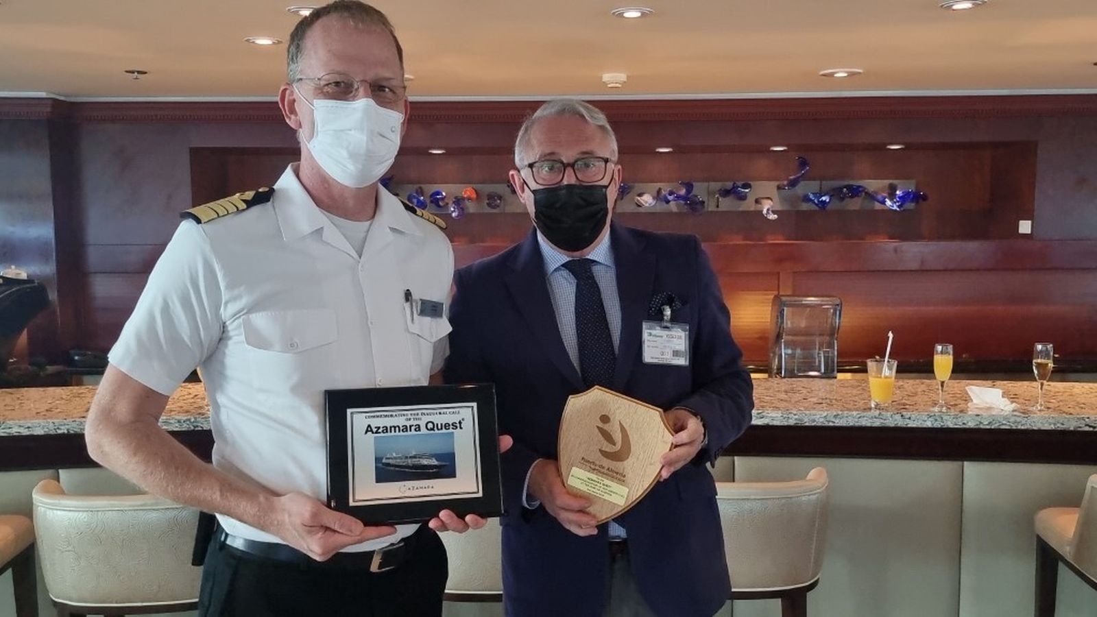 Intercambio de metopas entre el capitán Jonas y el presidente de la Autoridad Portuaria de Almería, Jesús Caicedo