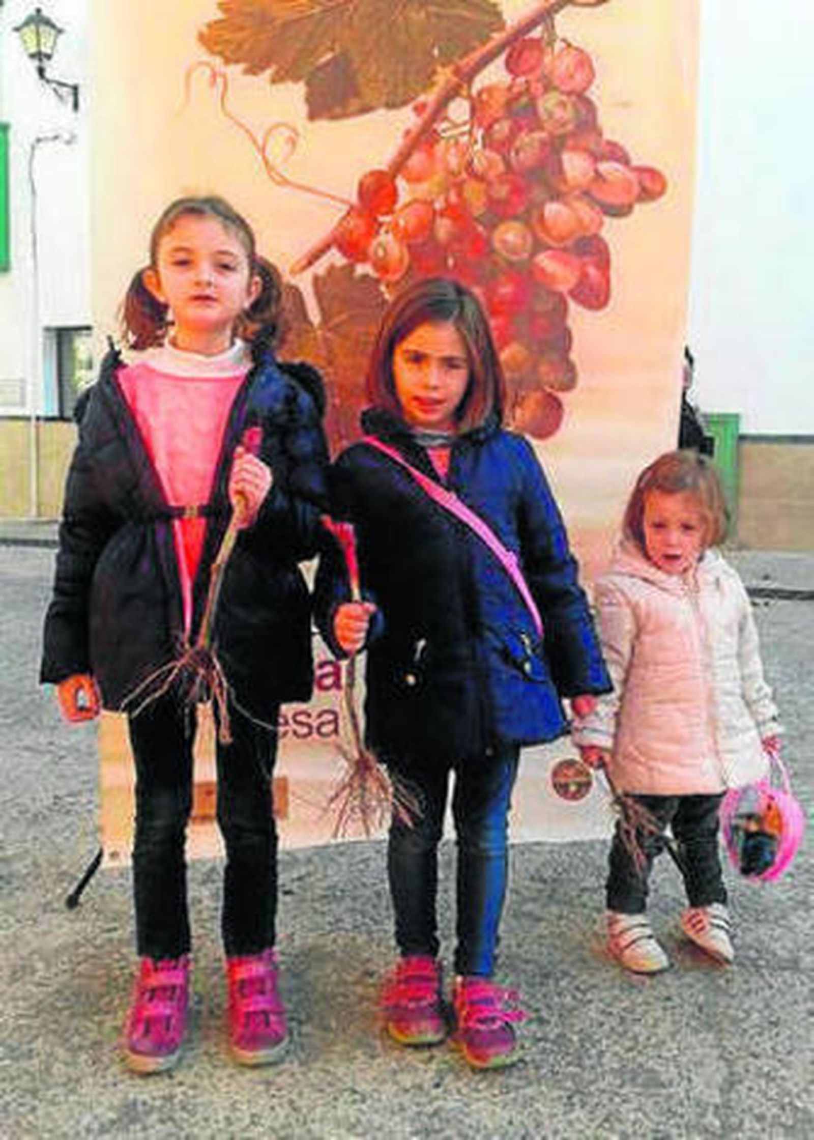 Tres niñas con sus pies de parra.