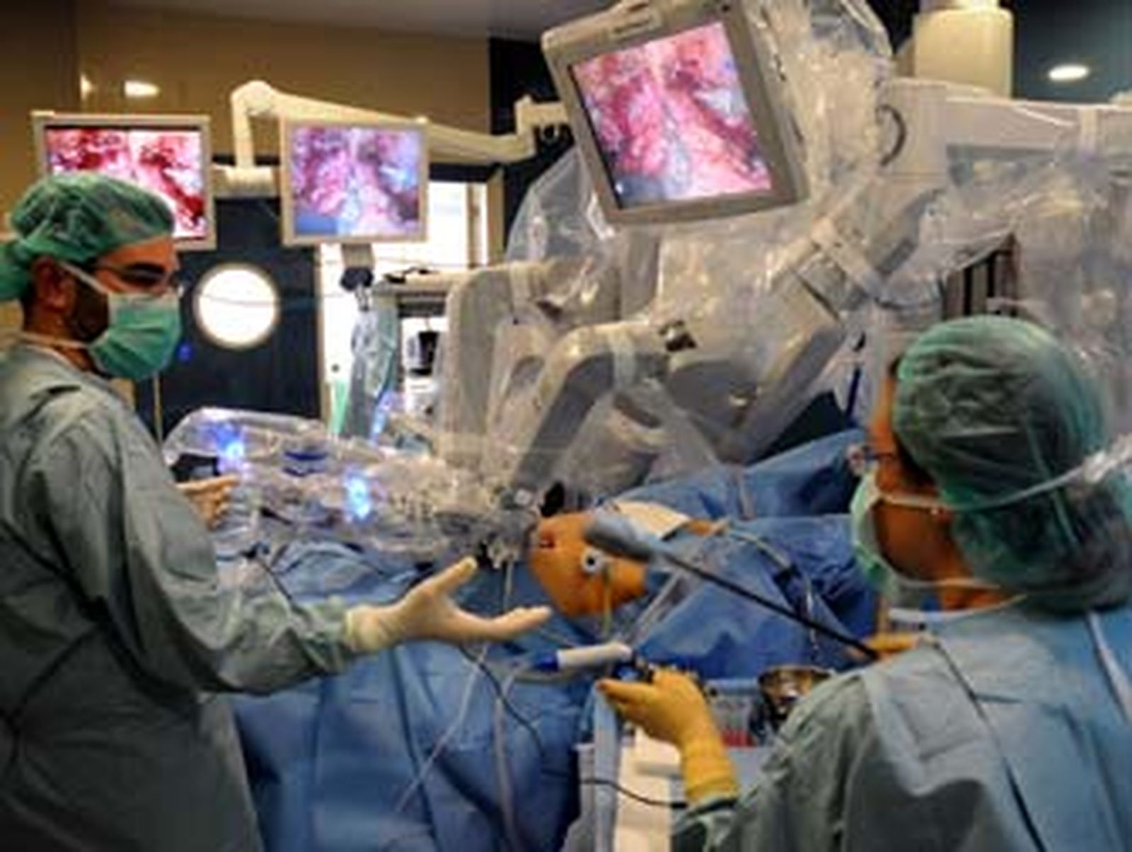 Los especialistas practican una operación mediante el robot Da Vinci, en el quirófano del Virgen del Rocío.