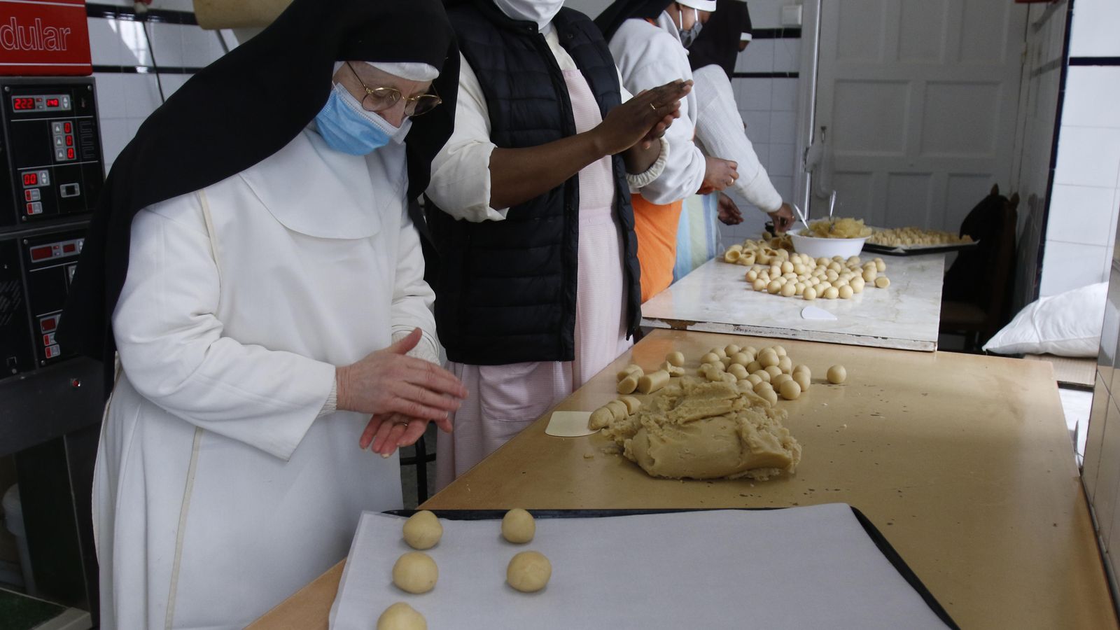 Las religiosas dominicas de Madre de Dios preparan sus típicas magdalenas.