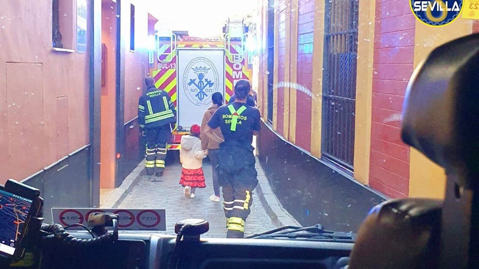 Los Bomberos en el aviso de incendio en la calle Segovia.