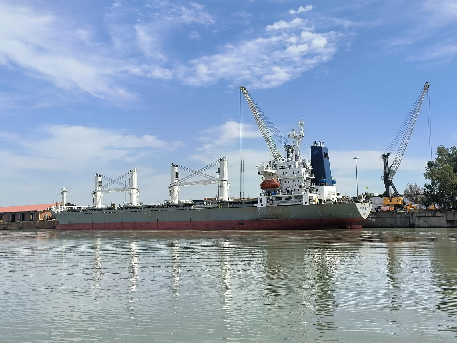 El Puerto de Sevilla recibe tres buques de grandes dimensiones en los últimos días