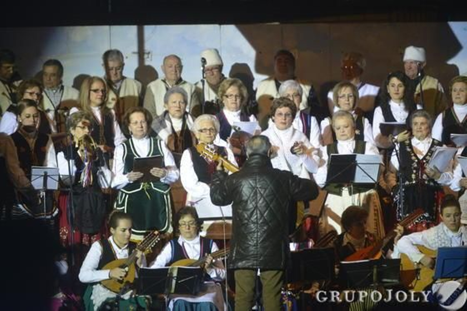 La primera representación del Auto de los Reyes Magos en Los Pedroches consigue un lleno absoluto pese al mal tiempo.

Foto: Sánchez Ruiz